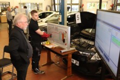 Torge Rosenbäck (20) aus Emden prüft die Spannung an einer Modellwand eines Elektrofahrzeuges.