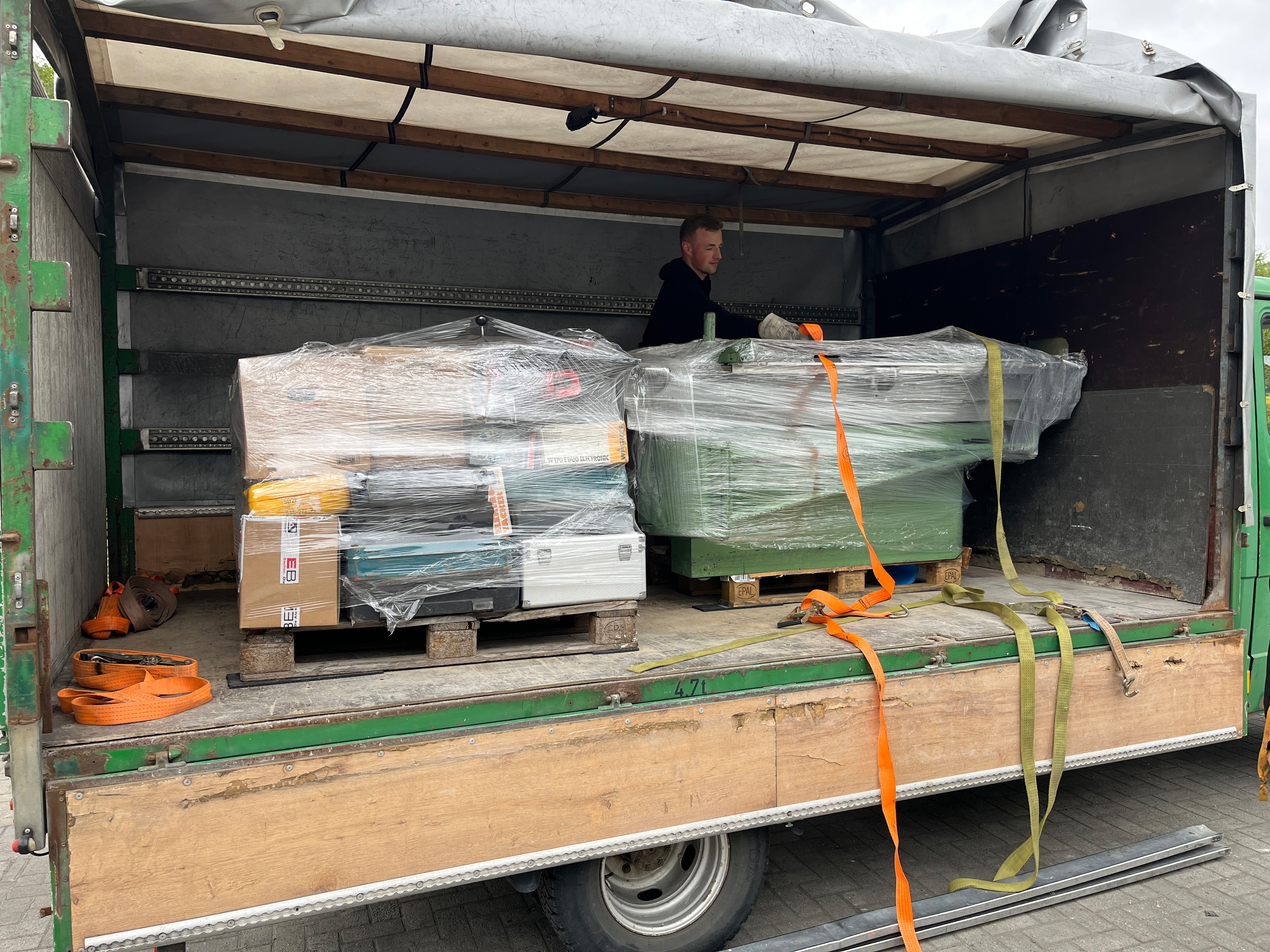 der ukrainische Lastwagenfahrer zusammen mit der Ladung vor der Abfahrt.