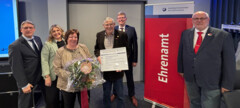 Das Präsidium ehrte Elektroinstallateurmeister Joachim Eilts aus Norden. Mit dabei seine Frau Angelika Eilts.