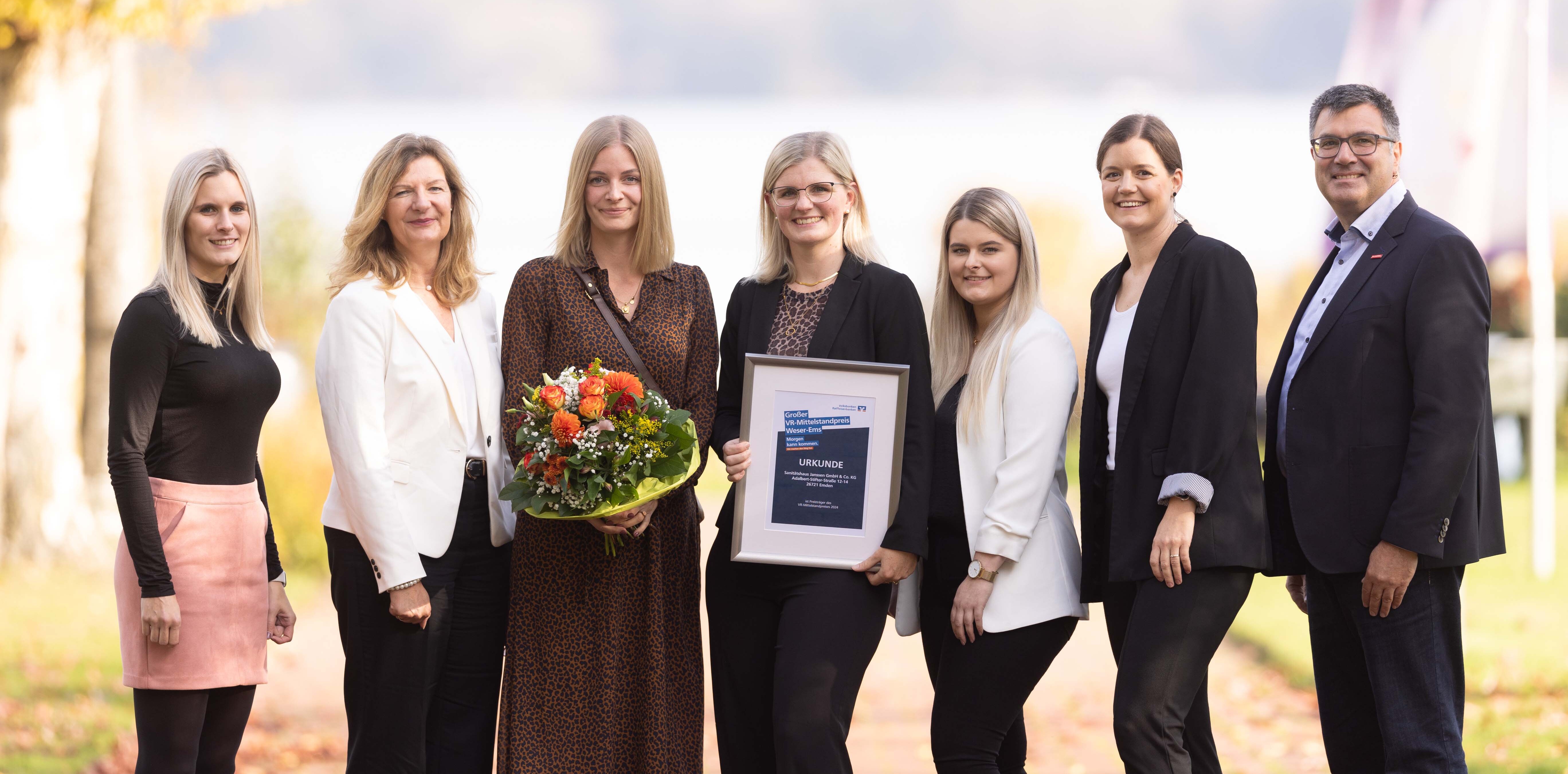 Die Geschäftsführerinnen Merle Janssen und Jenny Hackhe (Mitte) sind zusammen mit den Juroren und den Vertreterinnen der genossenschaftlichen Banken und der AGVR zu sehen. 