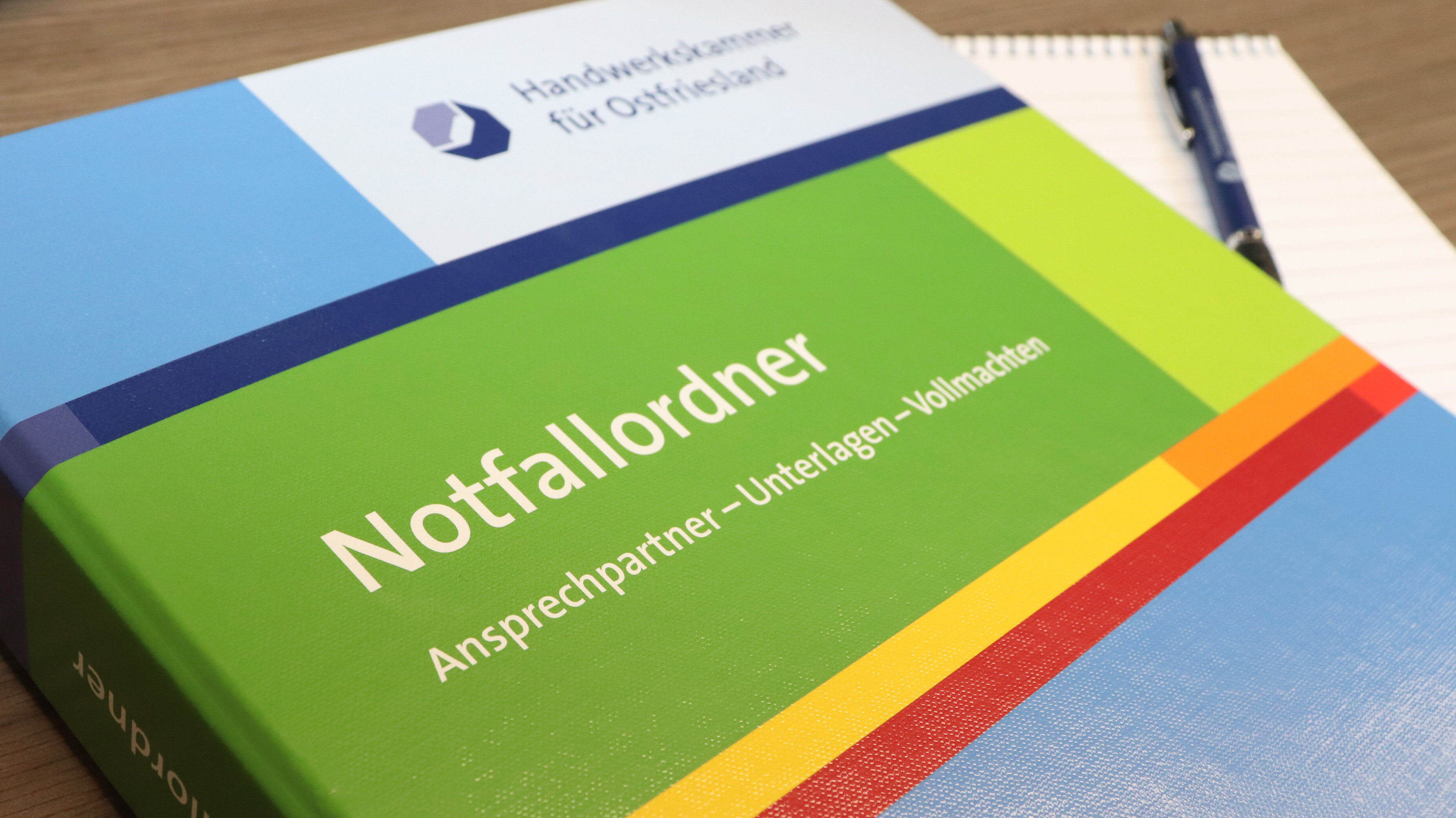 Ein bunter Ordner mit der Aufschrift Notfallordner