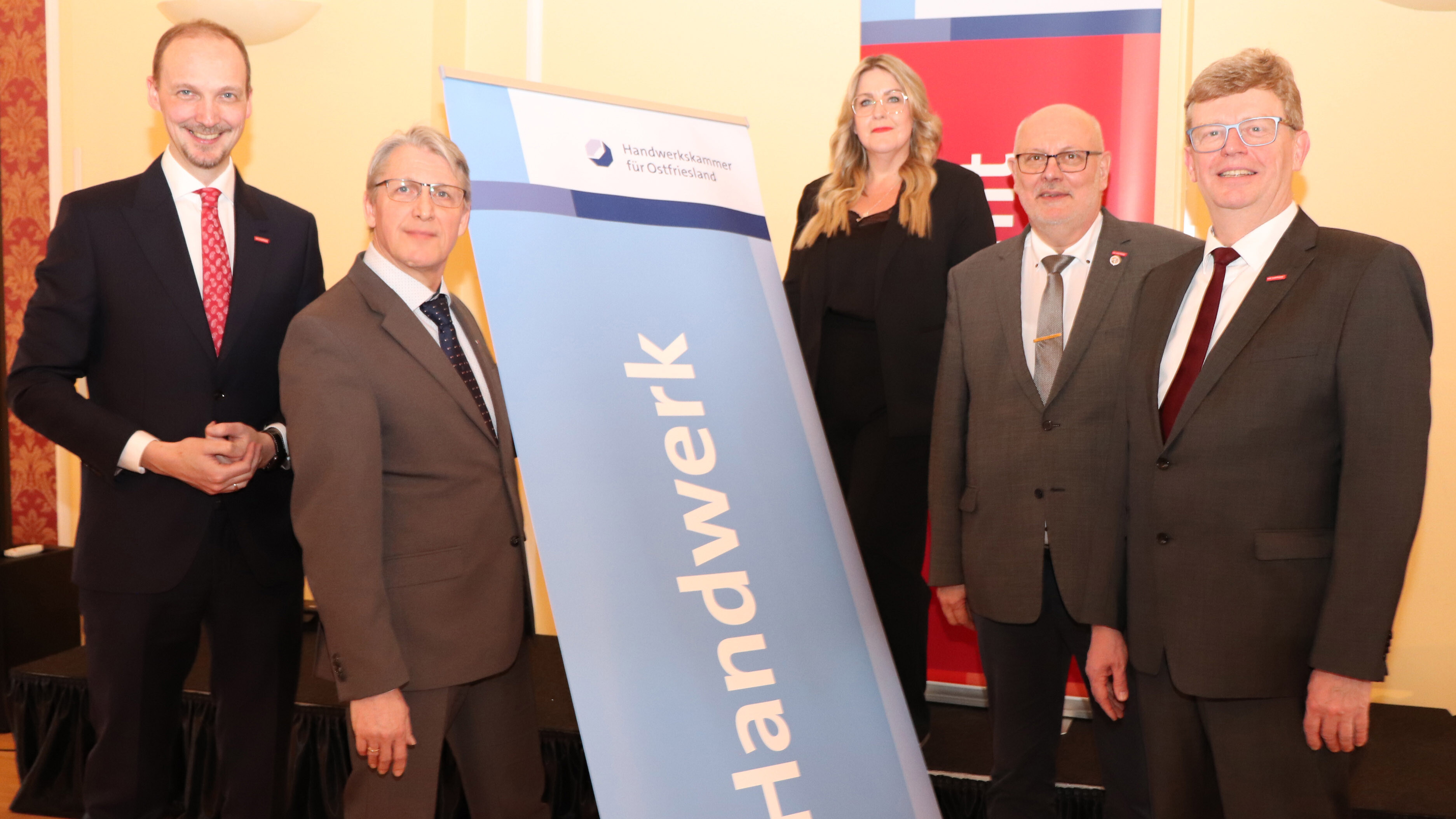 Präsident Albert Lienemann, Arbeitnehmer-Vizepräsident Jörg Klein und Arbeitgeber-Vizepräsidentin Imke Hennig. Es gratulieren zur Wahl Hauptgeschäftsführer Jörg Frerichs (2.v.l.) und sein Stellvertreter Dirk Bleeker (l.). 