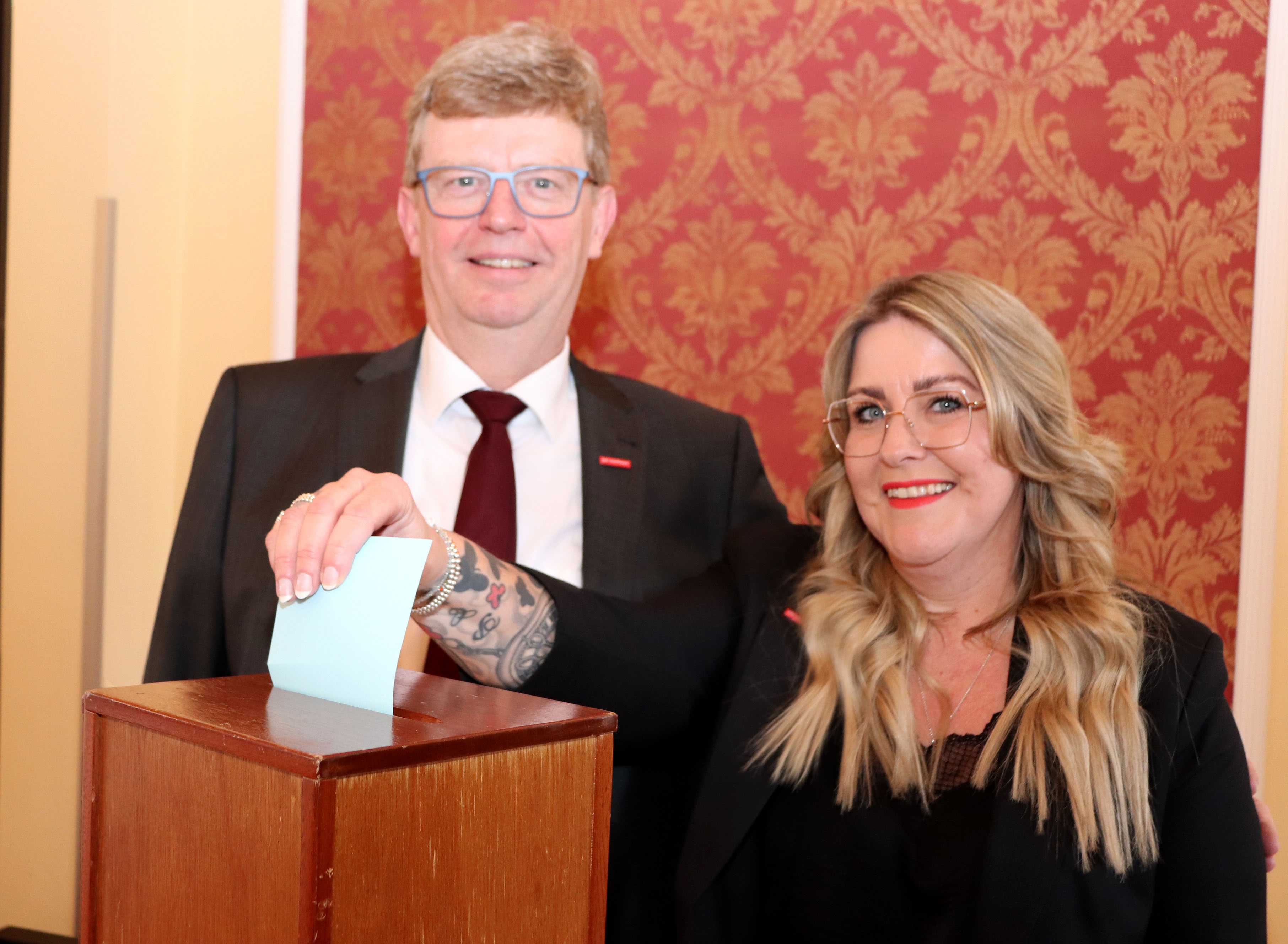 Zusammen  mit Albert Lienemann an der Wahlurne: Friseurmeisterin Imke Hennig (r.) aus Wiesmoor wurde zur Vizepräsidentin in die dritte Amtsperiode gewählt.