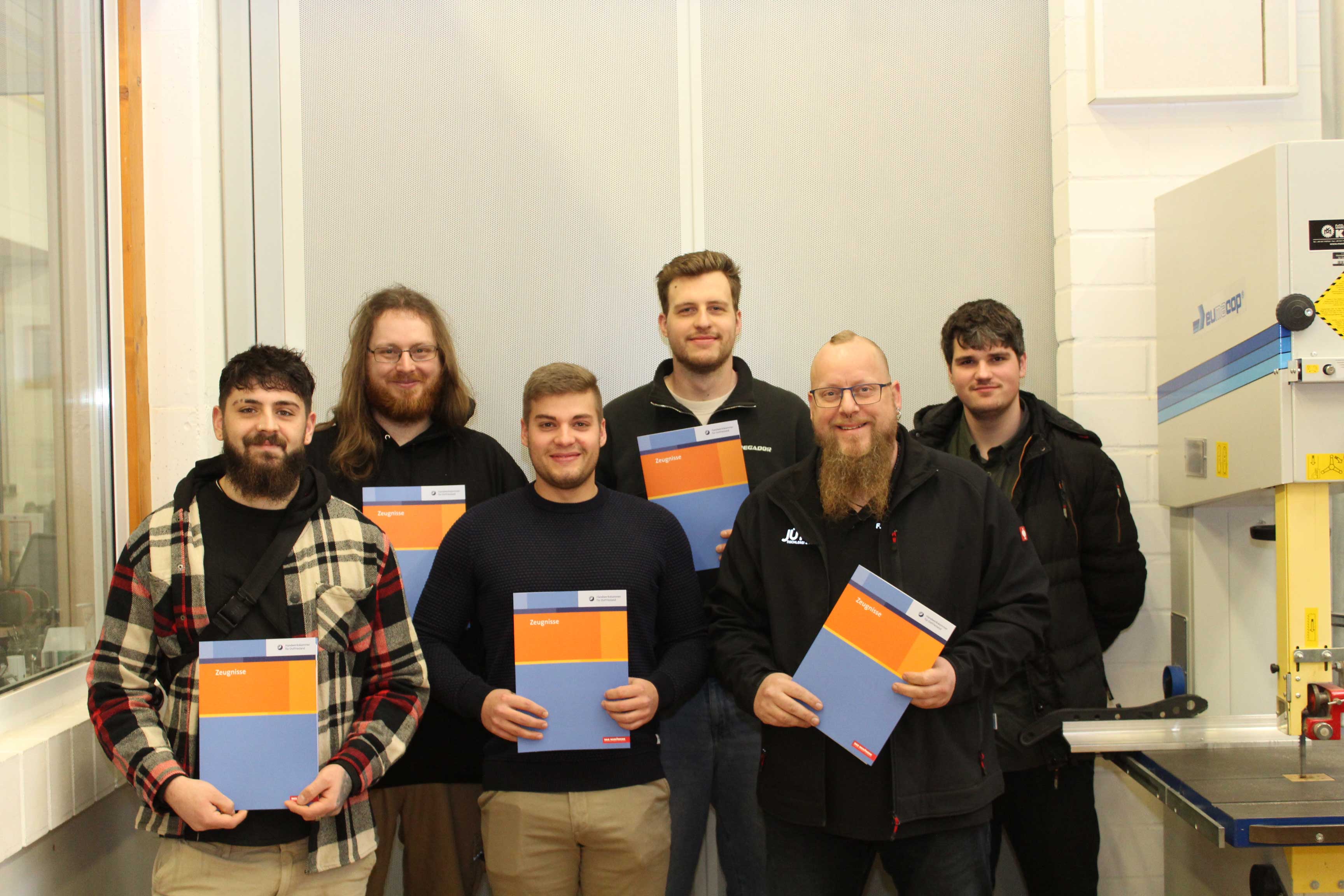 Stolz halten sie ihre Zeugnisse in den Händen: David Piperi (v.l.), Hinrich-Mathias Reck, Max Kramer, Malte Schmidt, Frank Schöne und Onno van der Lans.