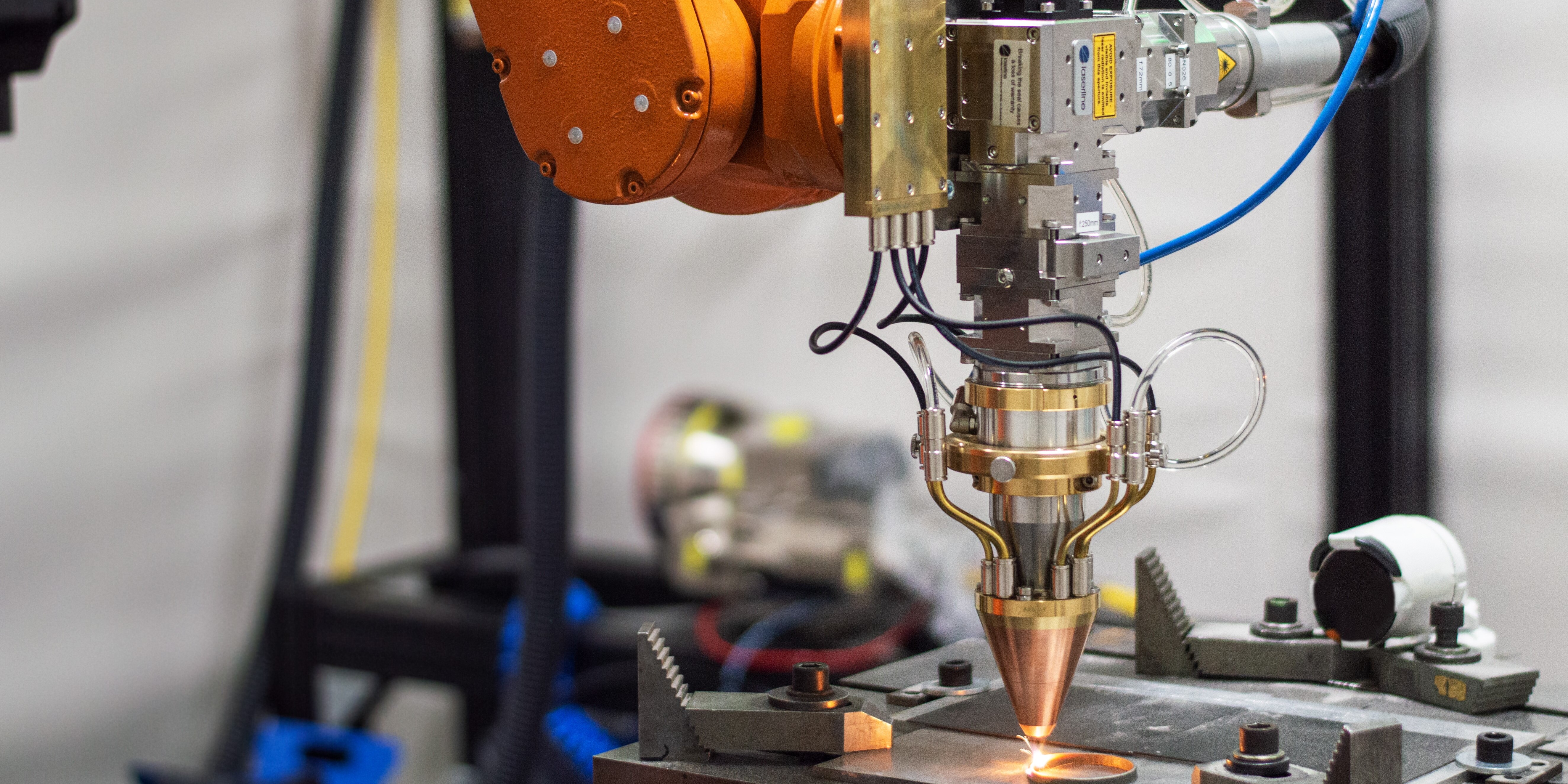 Ein Industrieroboter beim präzisen Laserschweißen