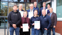 Die Geehrten und Vertreter der Handwerkskammer haben sich auf der Treppe zum Eingang aufgestellt. 