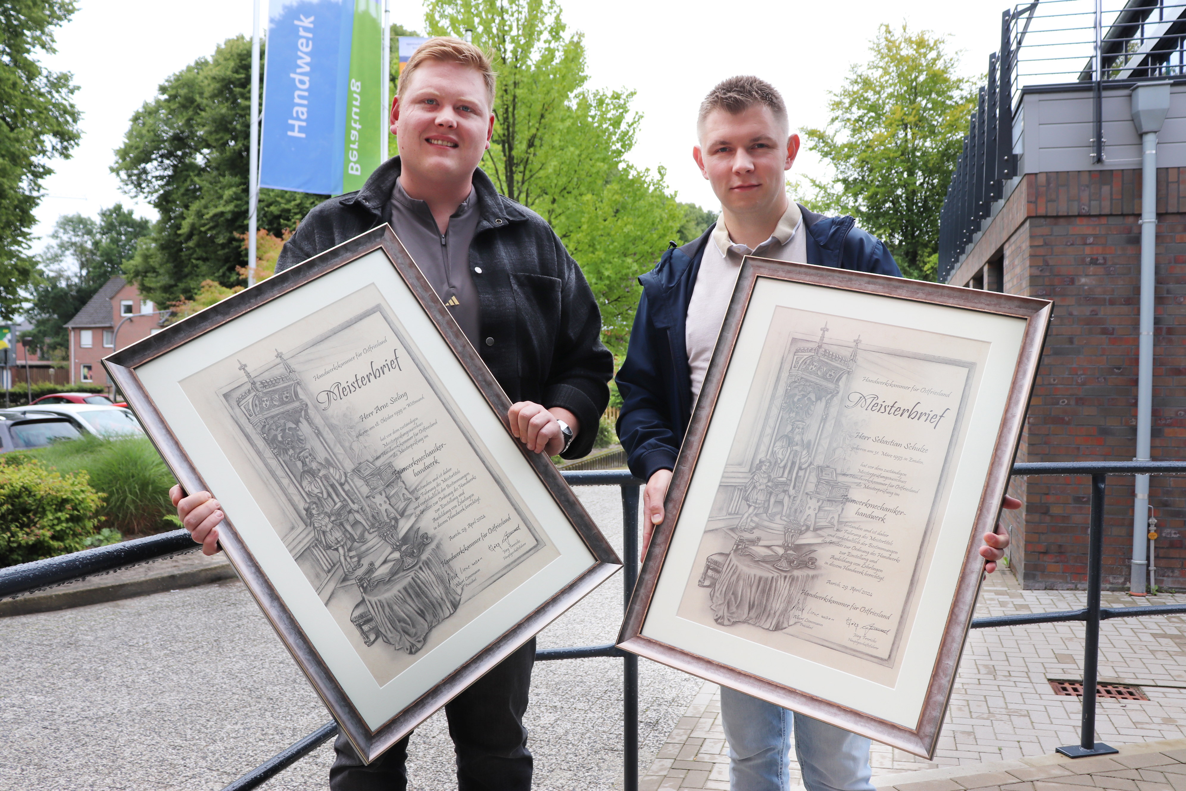 Arne Sieling aus Wittmund (links) und Sebastian Schulze (rechts) aus Georgsheil mit ihren Schmuckmeisterbriefen.