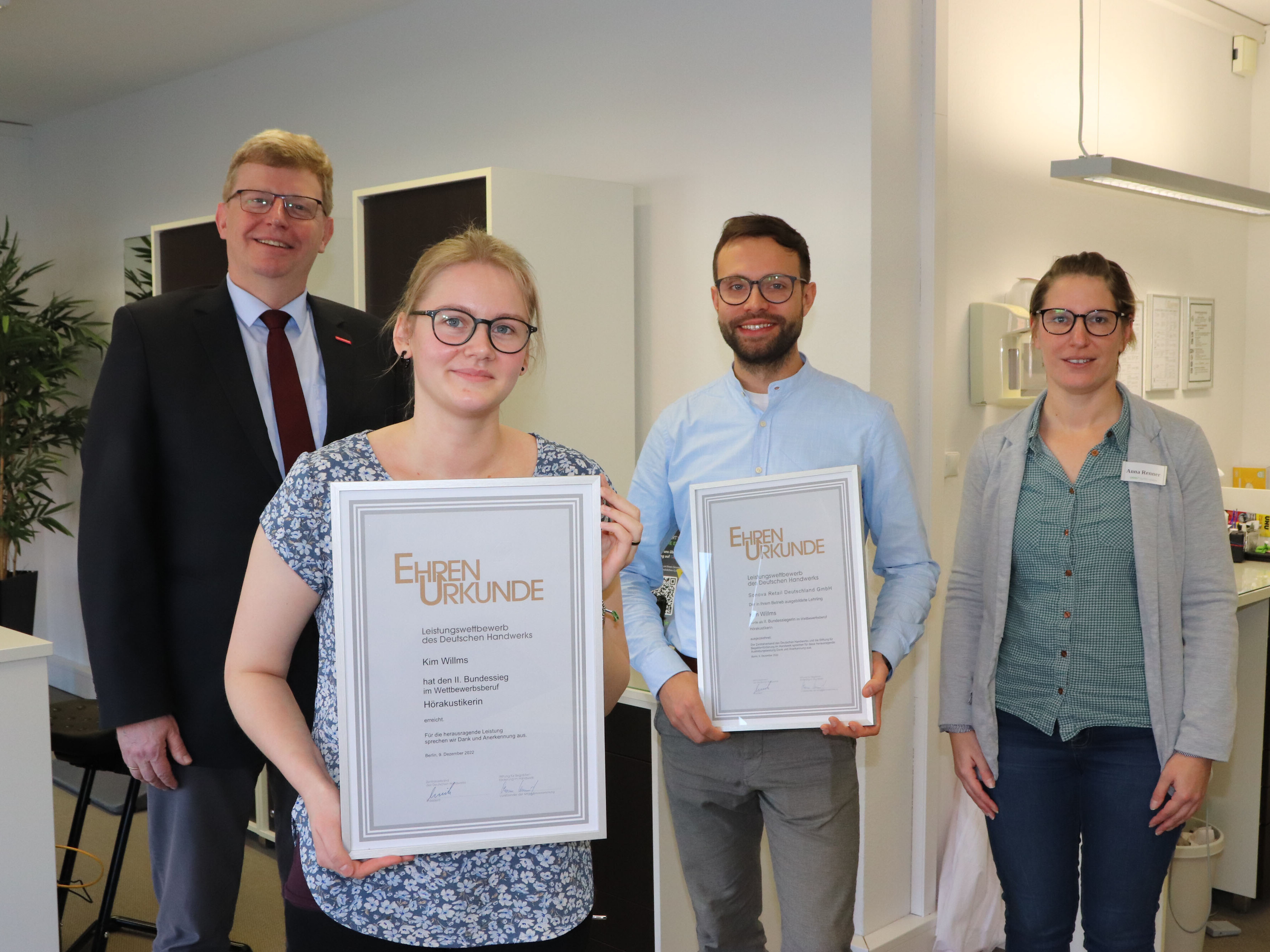 Präsident Albert Lienemann (v.l.) überreichte der 2. Bundessiegerin Kim Willms ihre Urkunde. Es gratulierten: Bezirksleiter Philipp Mynarek und Ausbilderin Anna Renner.