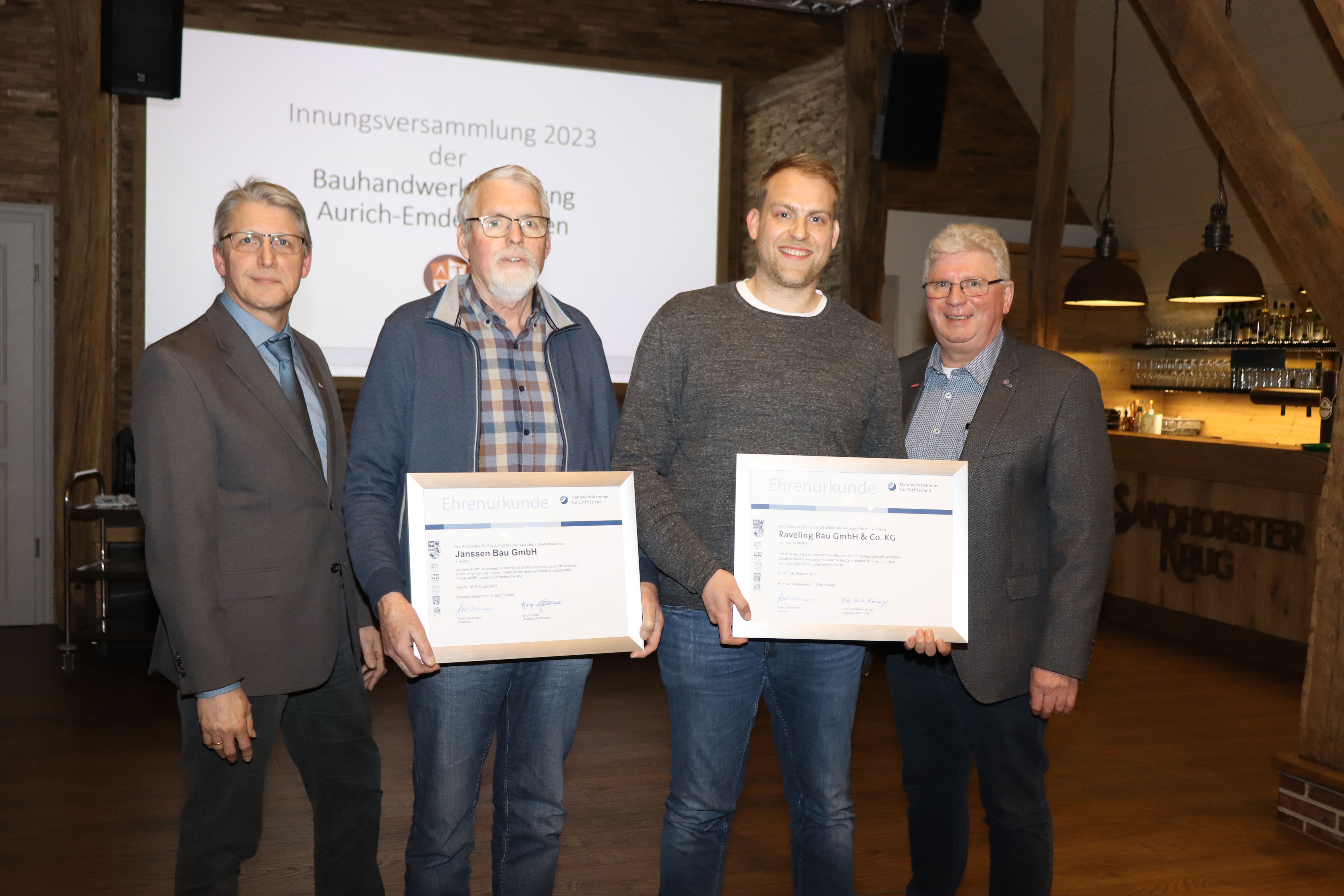 Jörg Frerichs (v.l.) gratulierte Erich Janssen und Helge Raveling gemeinsam mit Obermeister Folkert Busker zu ihren Betriebsjubiläen.