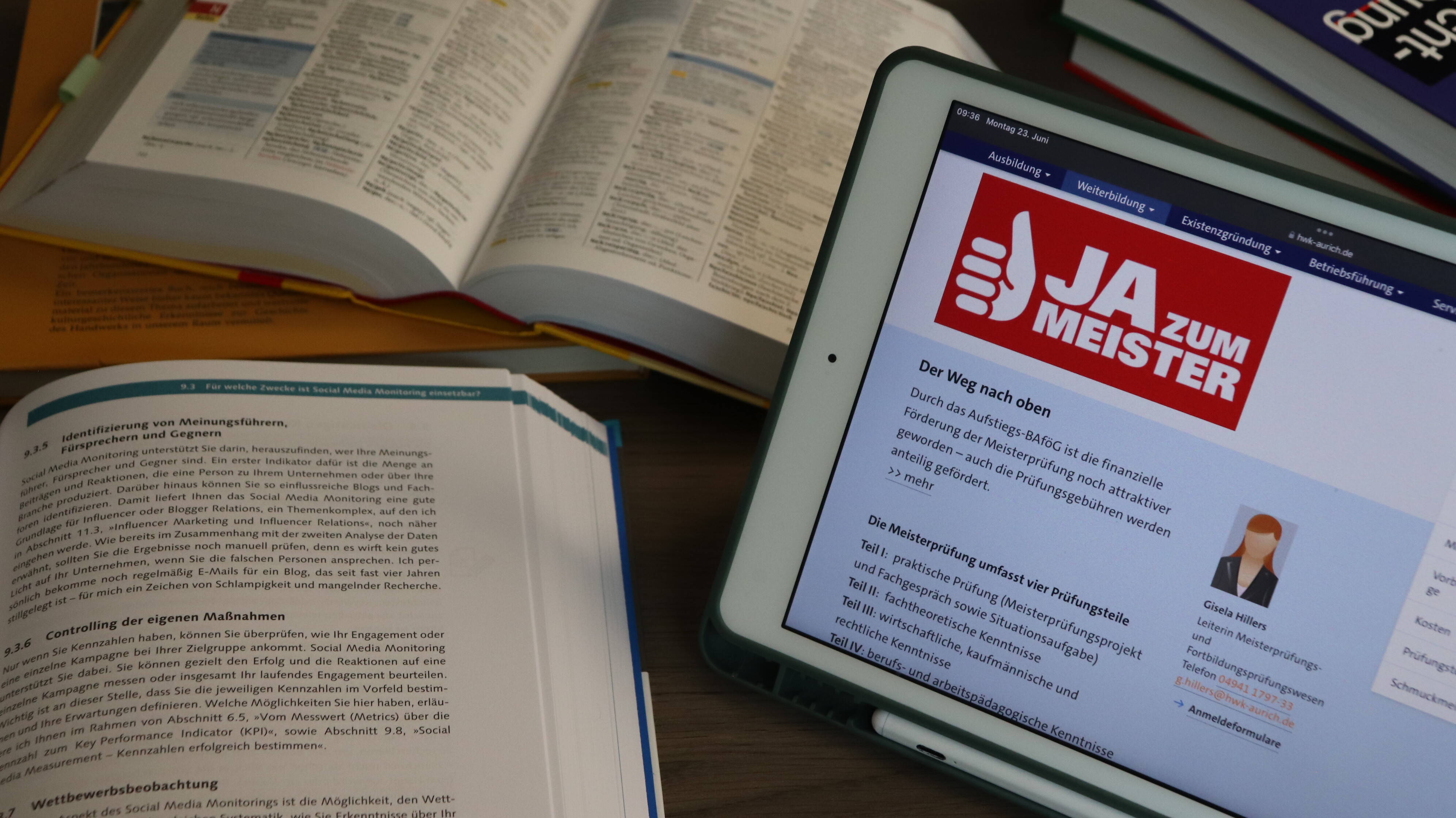 Einige Bücher liegen auf dem Tisch, teilweise bereits aufgeklappt.