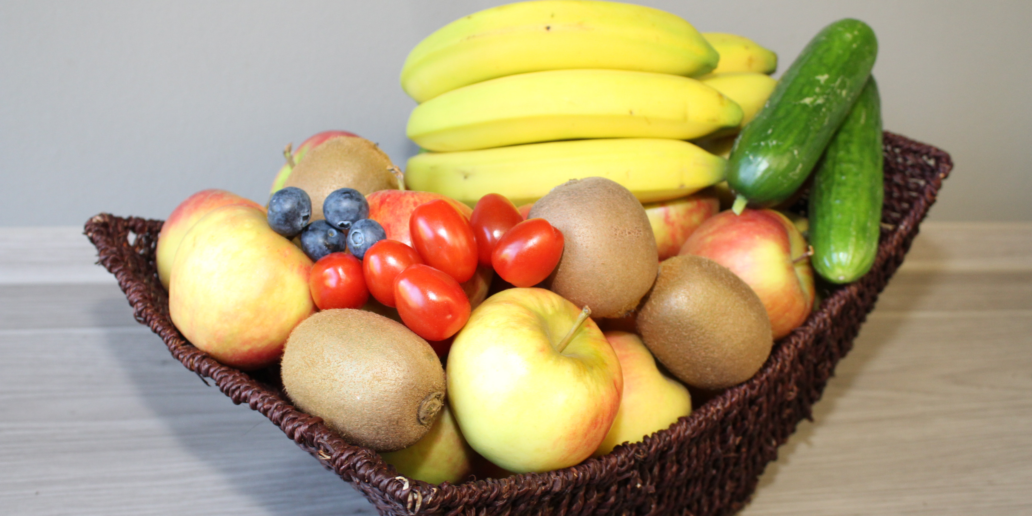 Ein Korb mit verschiedenen Obst- und Gemüsesorten.