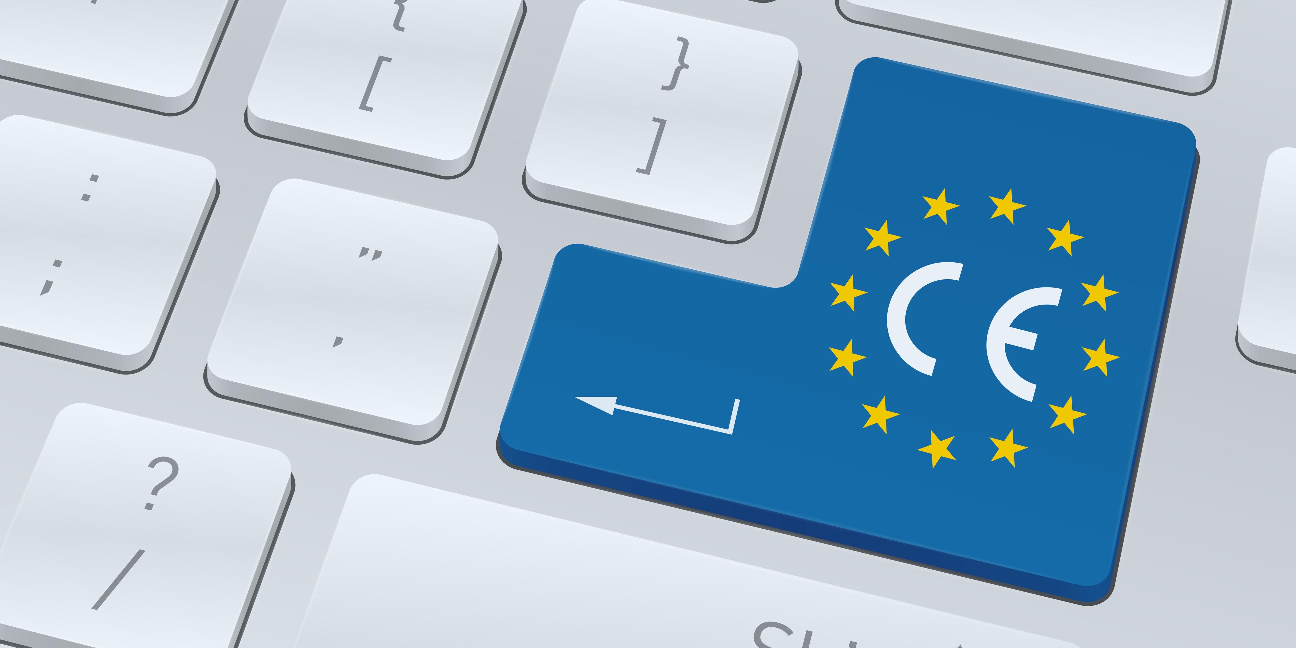 Tastatur mit einer blauen Enter-Taste, auf der das CE-Zeichen und EU-Sterne abgebildet sind – Symbol für europäische Normen und Konformität.