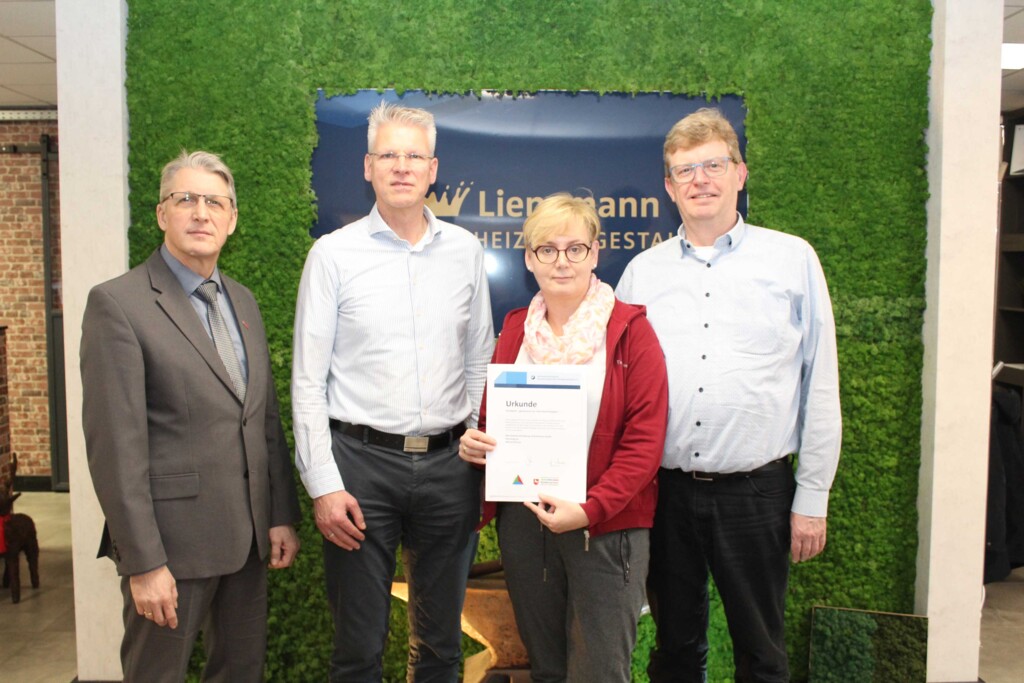 Die Wärmetechnik Holtrop-Ostfriesland bekommt eine Urkunde für den bestandenen Nachhaltigkeitscheck.