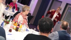 Das Bild zeigt Tomma Hangen, Sprechwissenschaftlerin und Rhetoriktrainerin während ihres Vortrages.