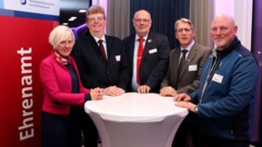 Das Bild zeigt fünf Personen (von rechts): Prüfer Lutz Kampmann (Simonswolde), Hauptgeschäftsführer Jörg Frerichs, Vizepräsident Jörg Klein, Präsident Albert Lienemann und Gisela Hillers, Leiterin des Meister‐ und Fortbildungsprüfungswesens.