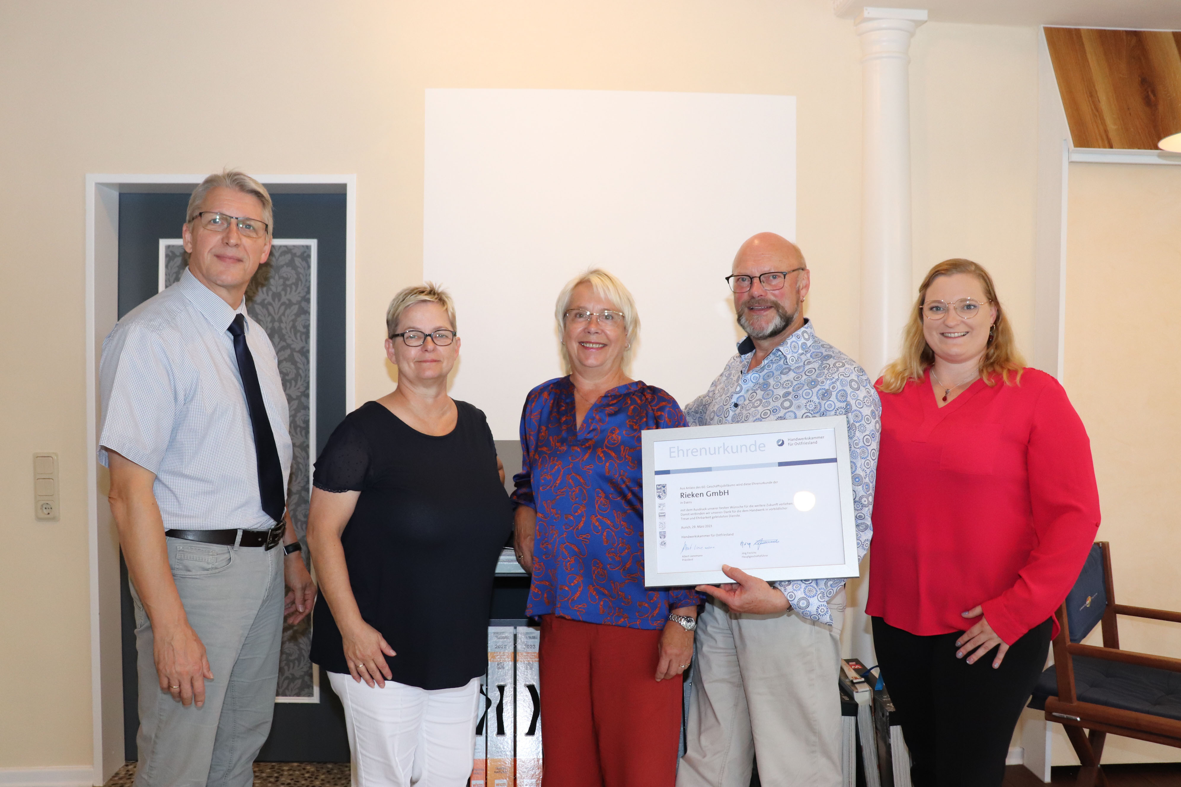 Jörg Frerichs (v.l.) gratulierte Mitarbeiterin Elke Stube, Ehepaar Hedwig und Udo Hermann Rieken sowie Tochter und gleichzeitig Mitarbeiterin Lena Leschin zum Betriebsjubiläum.