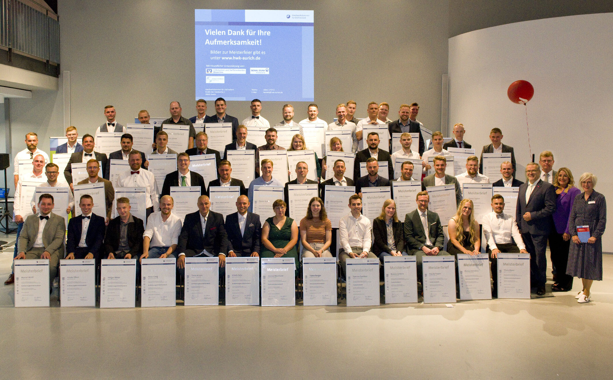 Stolz halten 6 Meisterinnen und 55 Meister ihren Meisterbrief in den Händen.