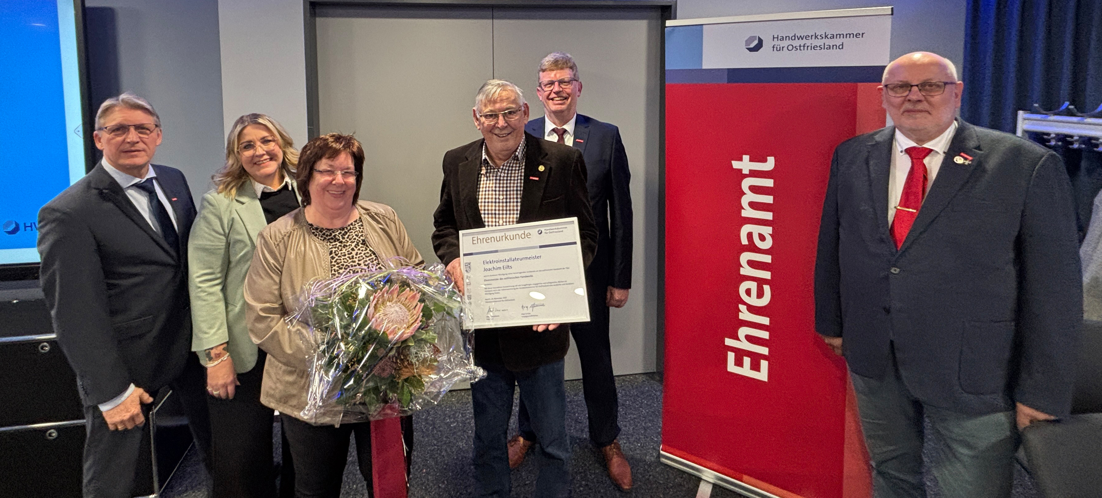 Das Präsidium ehrte Elektroinstallateurmeister Joachim Eilts aus Norden. Mit dabei seine Frau Angelika Eilts.