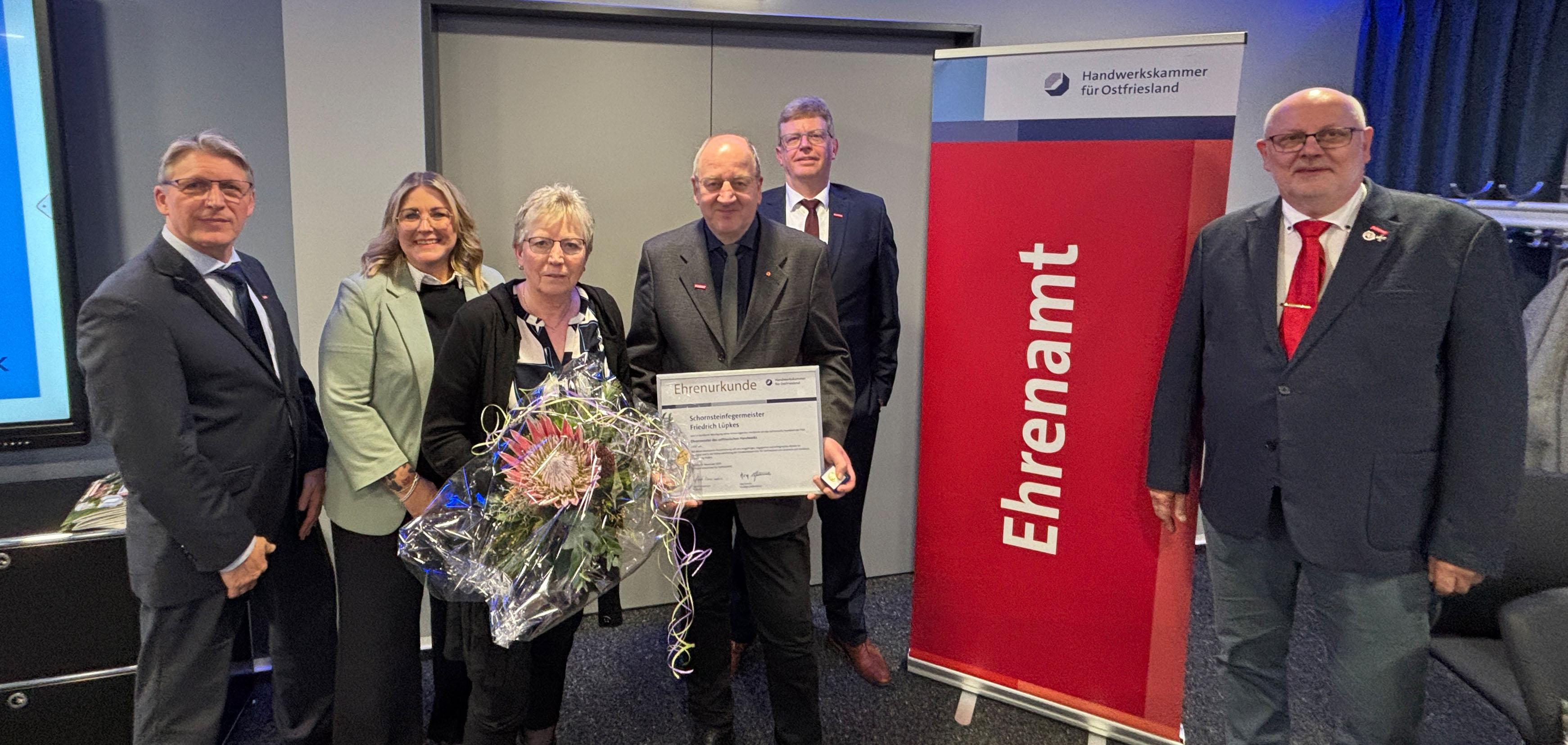 Schornsteinfegermeister Friedrich Lüpkes aus Leer erhielt ebenfalls eine Urkunde vom Präsidium. Seine Frau Frieda Lüpkes erhielt einen Blumenstrauß.
