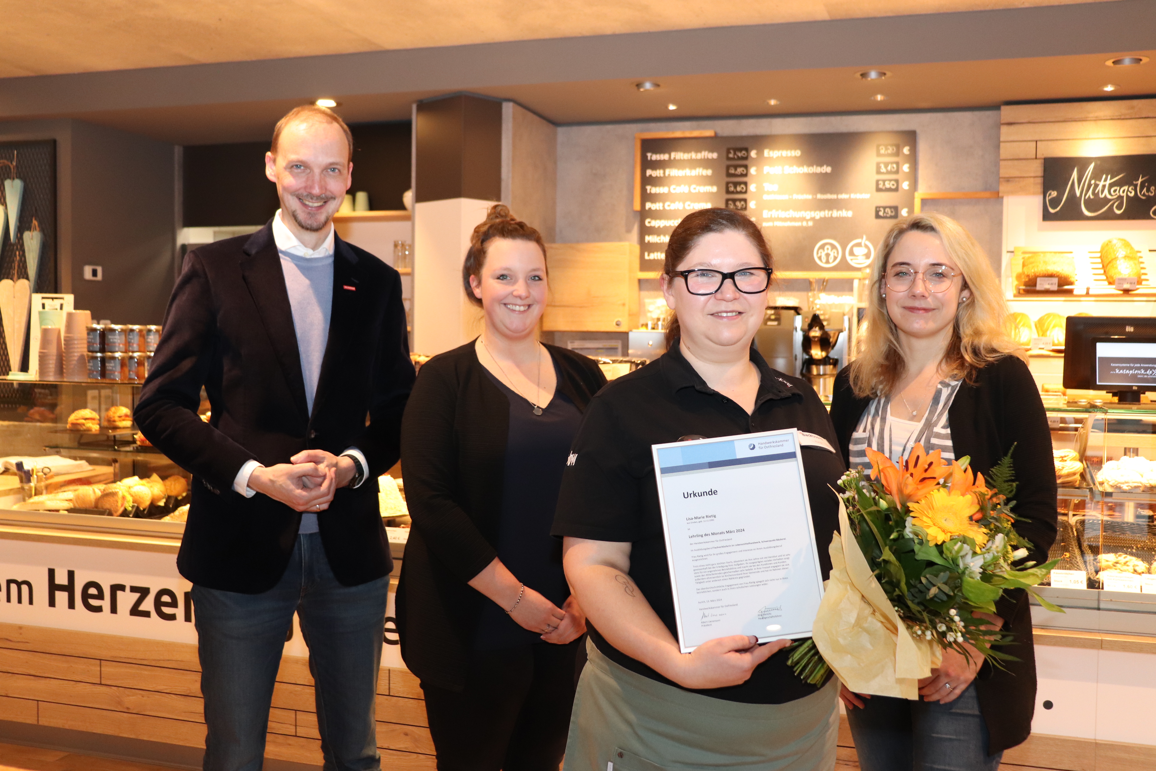 Dirk Bleeker (v.l.) besuchte die Ostfriesischen Beschäftigungs- und Wohnstätten in Emden und gratulierte Jennifer Hillebrecht, Umschülerin Lisa Rietig und Antje Tammen zur Auszeichnung.