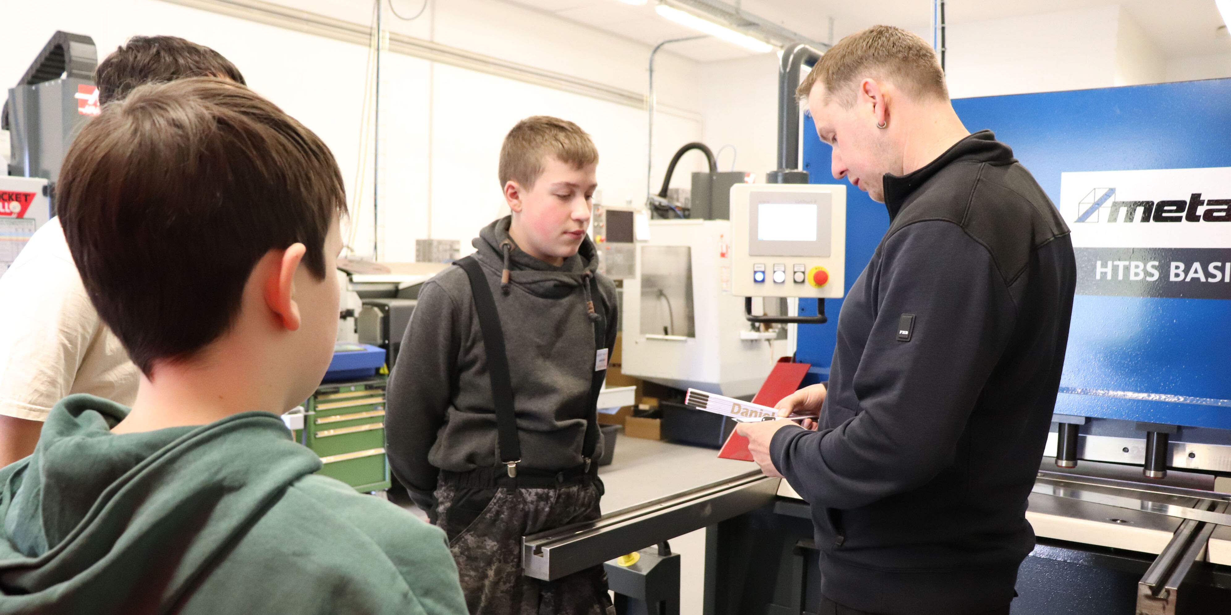 Rabea-Marie Pietrzak (15) aus Wiesmoor probiert die Kammzugtechnik in der Malerwerkstatt aus. Auszubildende Lara Vöge von der „Malerei mit Pfiff“ (Aurich) zeigt ihr, wie es geht.