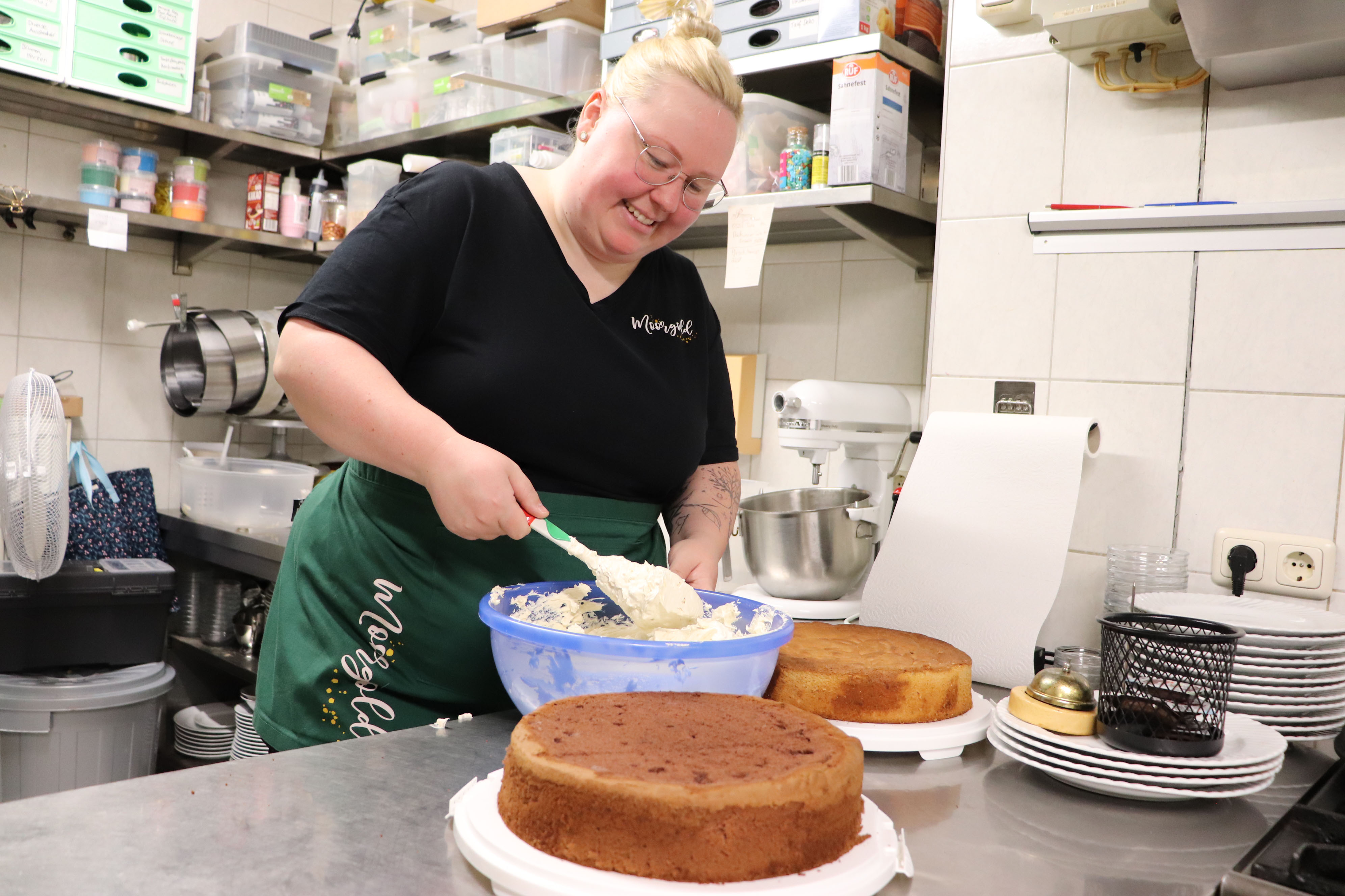 Sarah Schweerke rührt in ihrer Wirkungsstätte eine Buttercreme an.