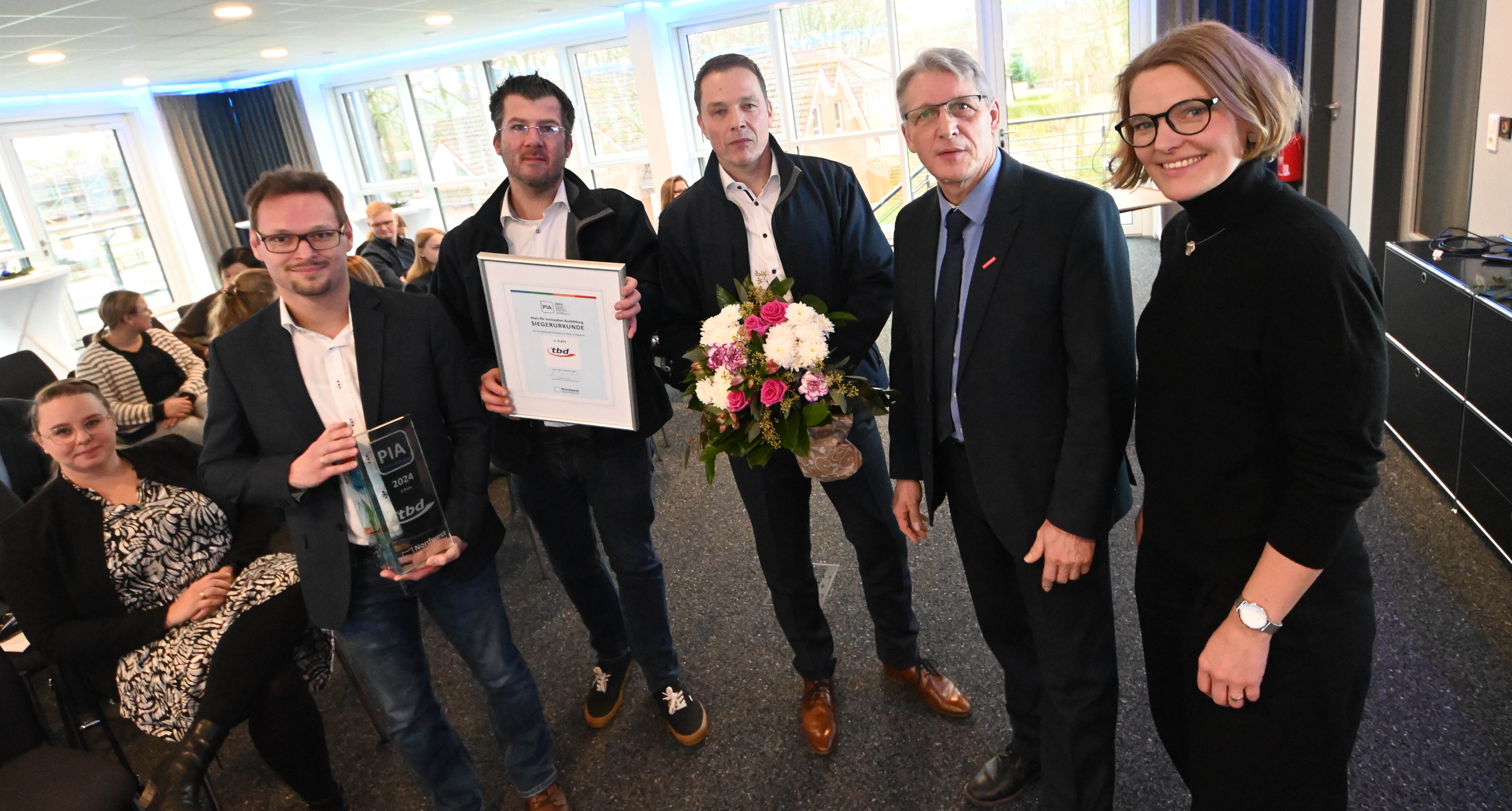 Die Technische Baudienstleistungen GmbH (tbd) aus Friedeburg erhielt den 2. PIA-Preis (von links): Jan-Christoph Meyer (Fachtrainer), Ole Cordsen (PR), Geschäftsführer Arnd Kleemann, Laudator Jörg Frerichs (Hauptgeschäftsführer Handwerkskammer für Ostfriesland) und Elisabeth Ahrends (Redaktionsleiterin Emder Zeitung).