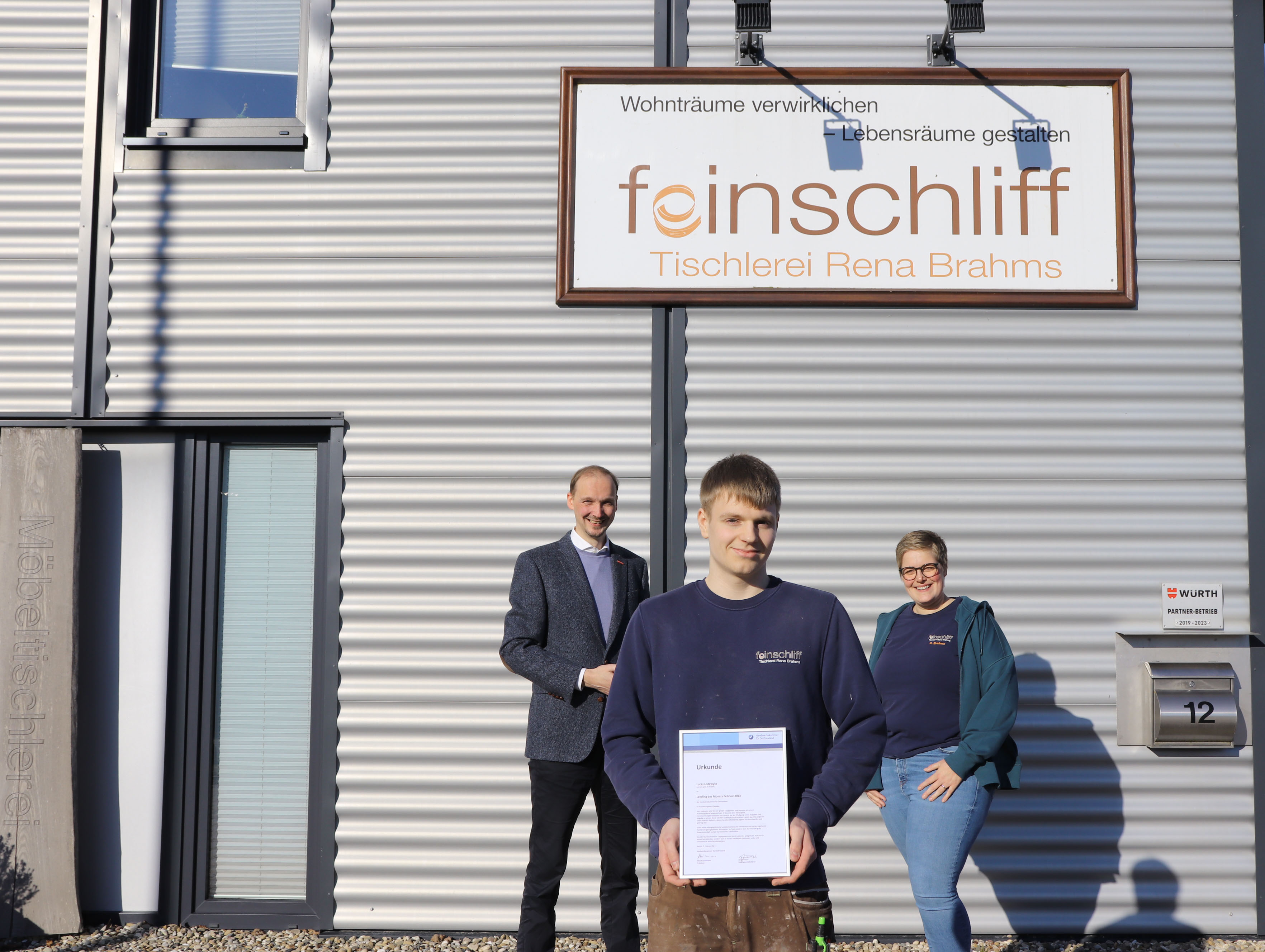 Dirk Bleeker (l.) überreichte Lucas Lodewyks eine Urkunde und gratulierte ihm sowie Betriebsinhaberin Rena Brahms (r.) zur Auszeichnung zum Lehrling des Monats. 