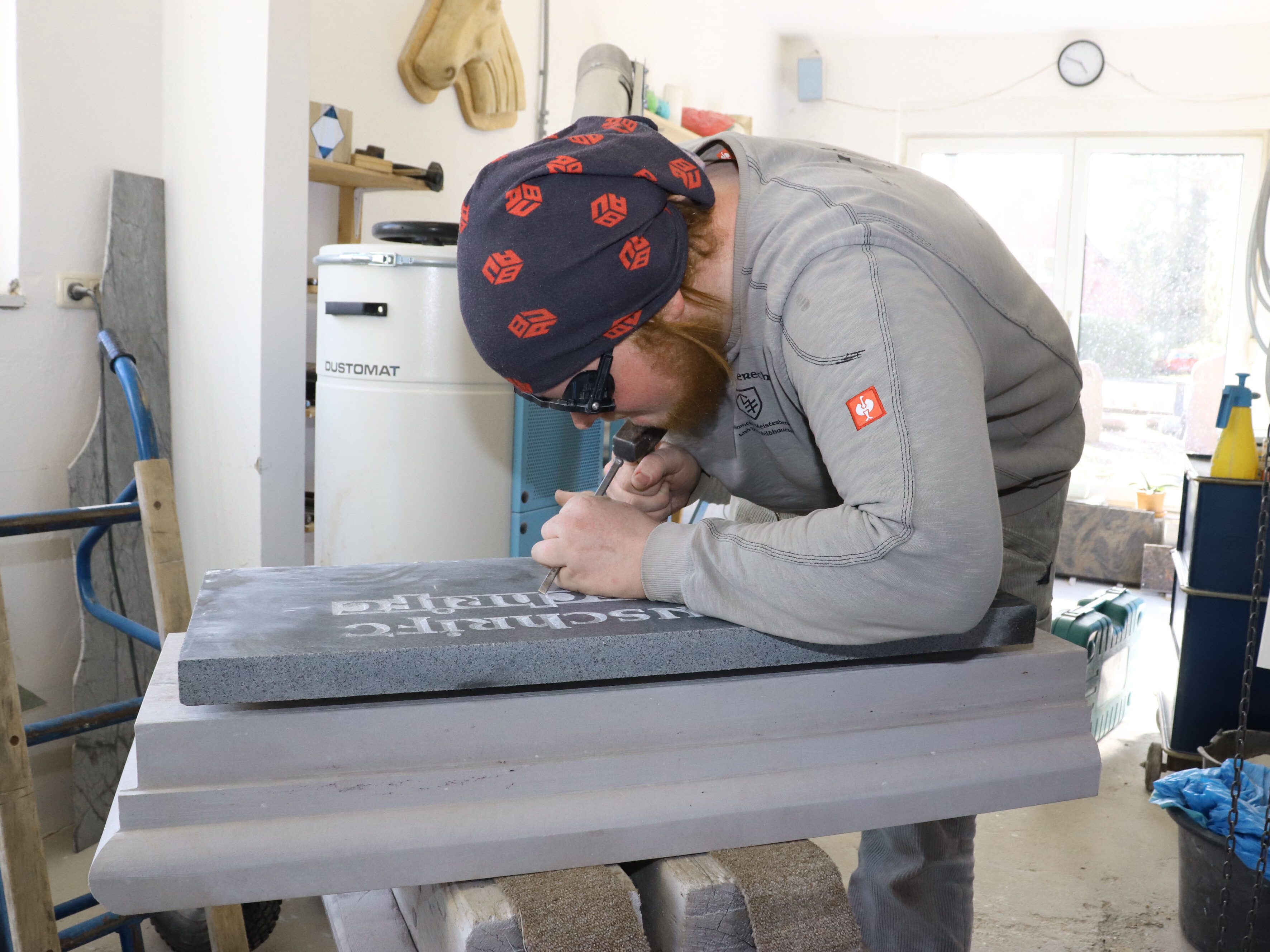 Jan Ottersberg ist dabei ein Grabmal zu gestalten.