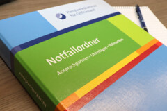 Ein bunter Ordner mit der Aufschrift Notfall