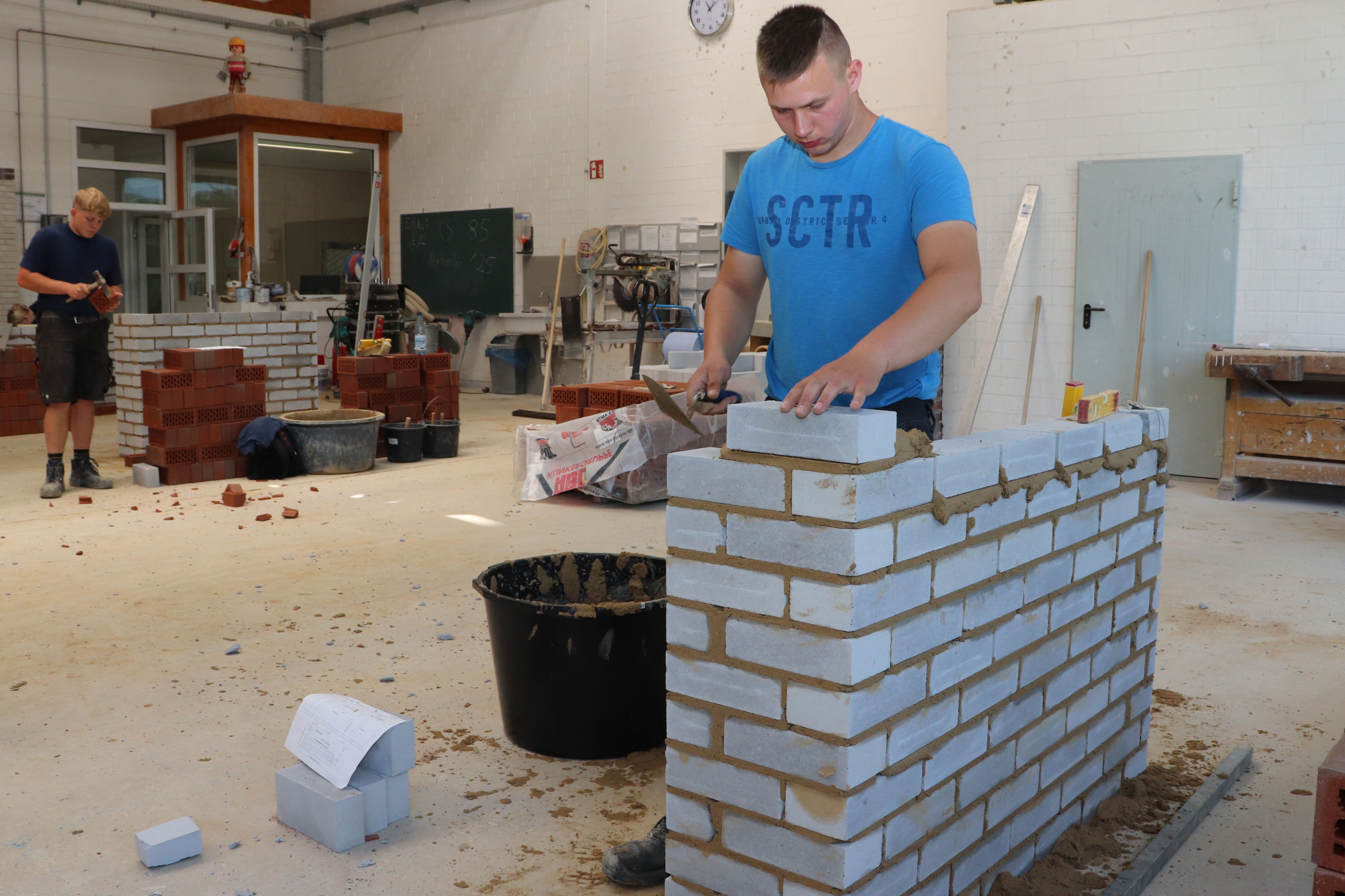 Sascha-Stefan, der dabei ist eine Mauer zu Mauern.