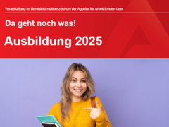 Auf dem Bild siehst du ein Mädchen das lächelt und auf ihre Schulbücher zeigt. Es geht um die Ausbildung 2025
