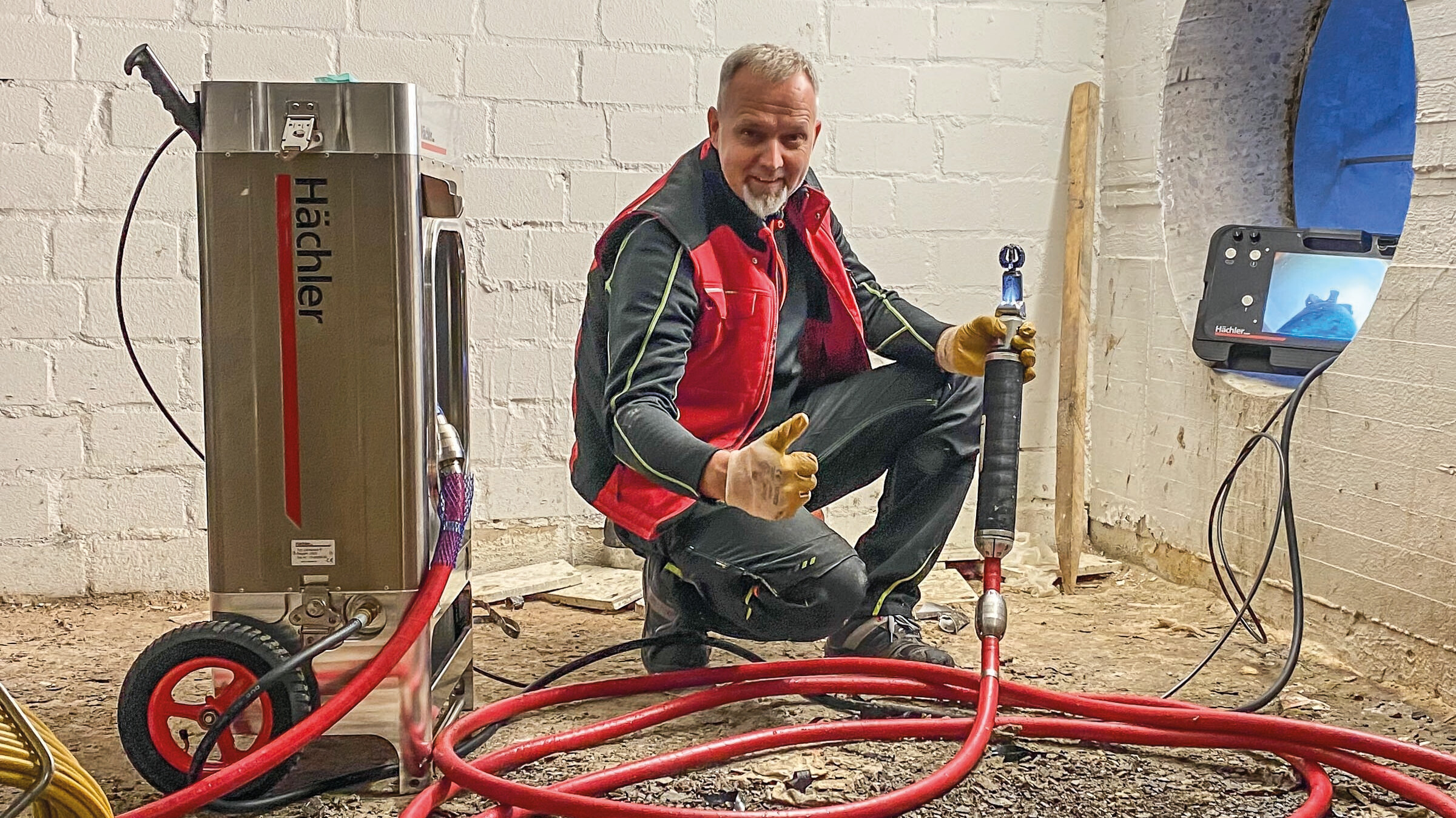 Geschäftsführer Rolf Peters führt den elektrischen Fräsroboter Climbolino®E vor.