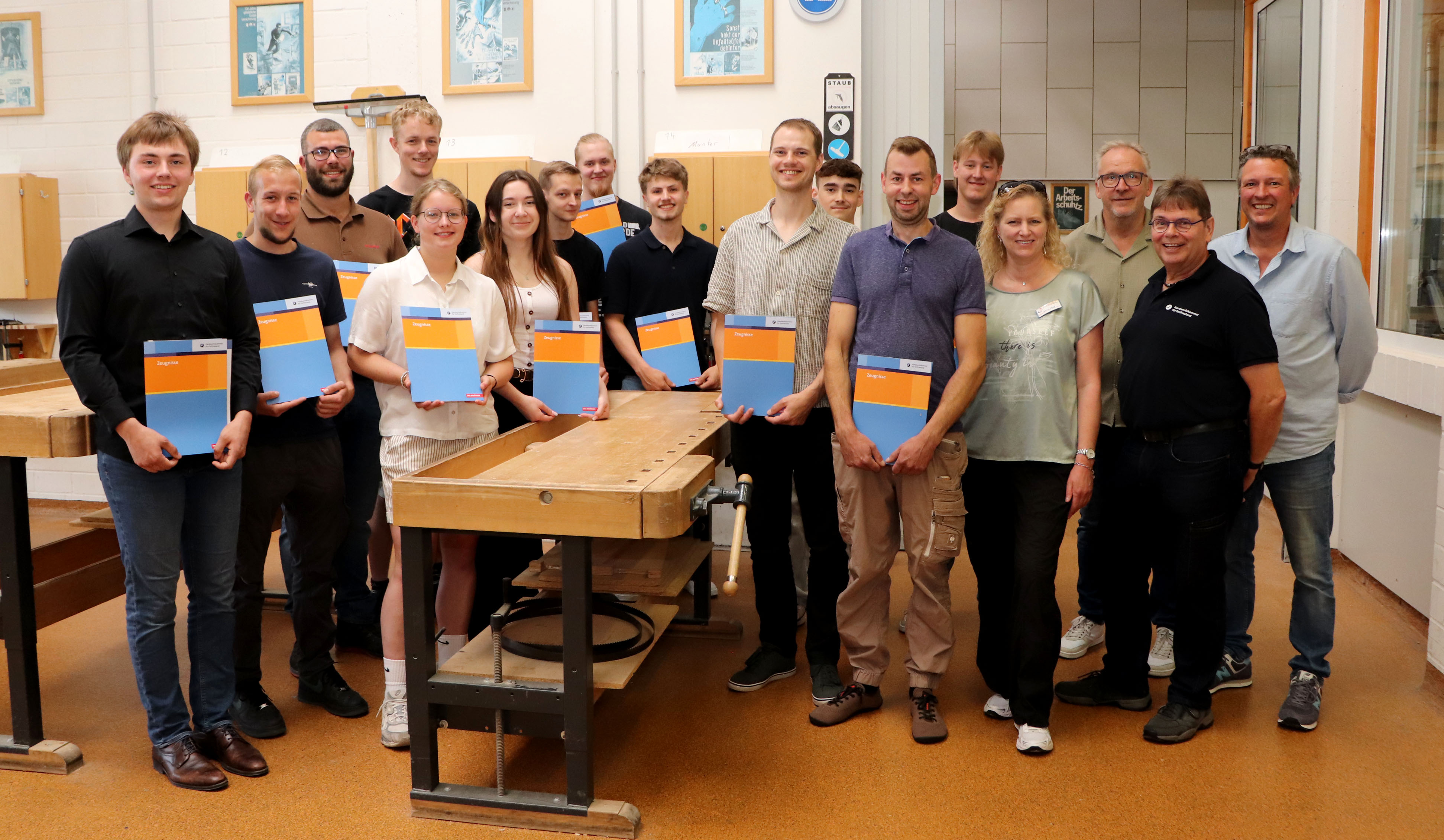 KI generiert: Eine Gruppe von Menschen posiert mit Zertifikaten in einem Raum mit Holztischen.