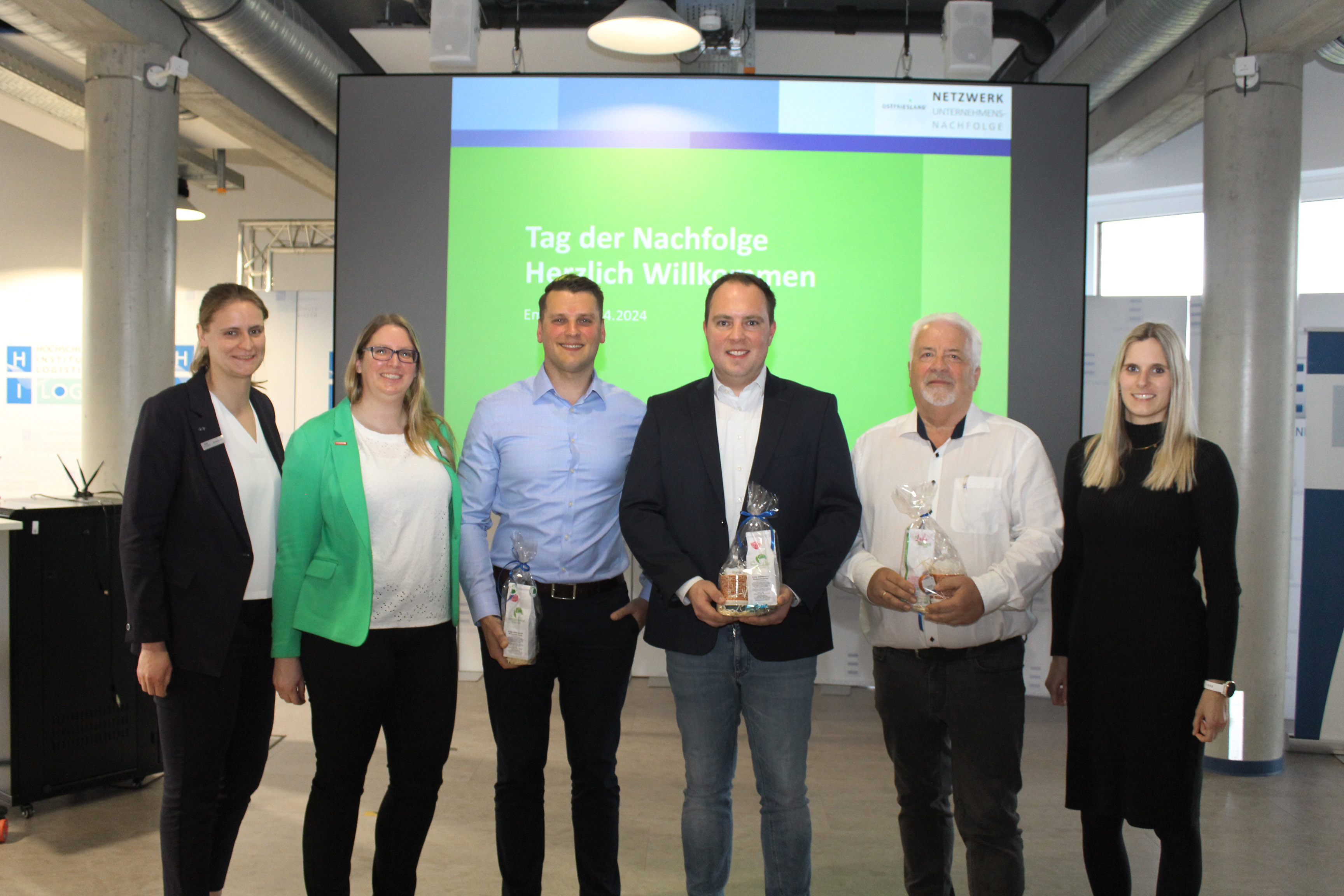 Geschäftsführerin der Wirtschaftsförderung und Stadtmarketing der Stadt Emden GmbH Martje Merten (v.l.), Betriebsberaterin Svea Janssen (HWK), Alexander Braun, Aiko und Günther Hattermann, Betriebsberaterin Anke Hölscher (IHK) 