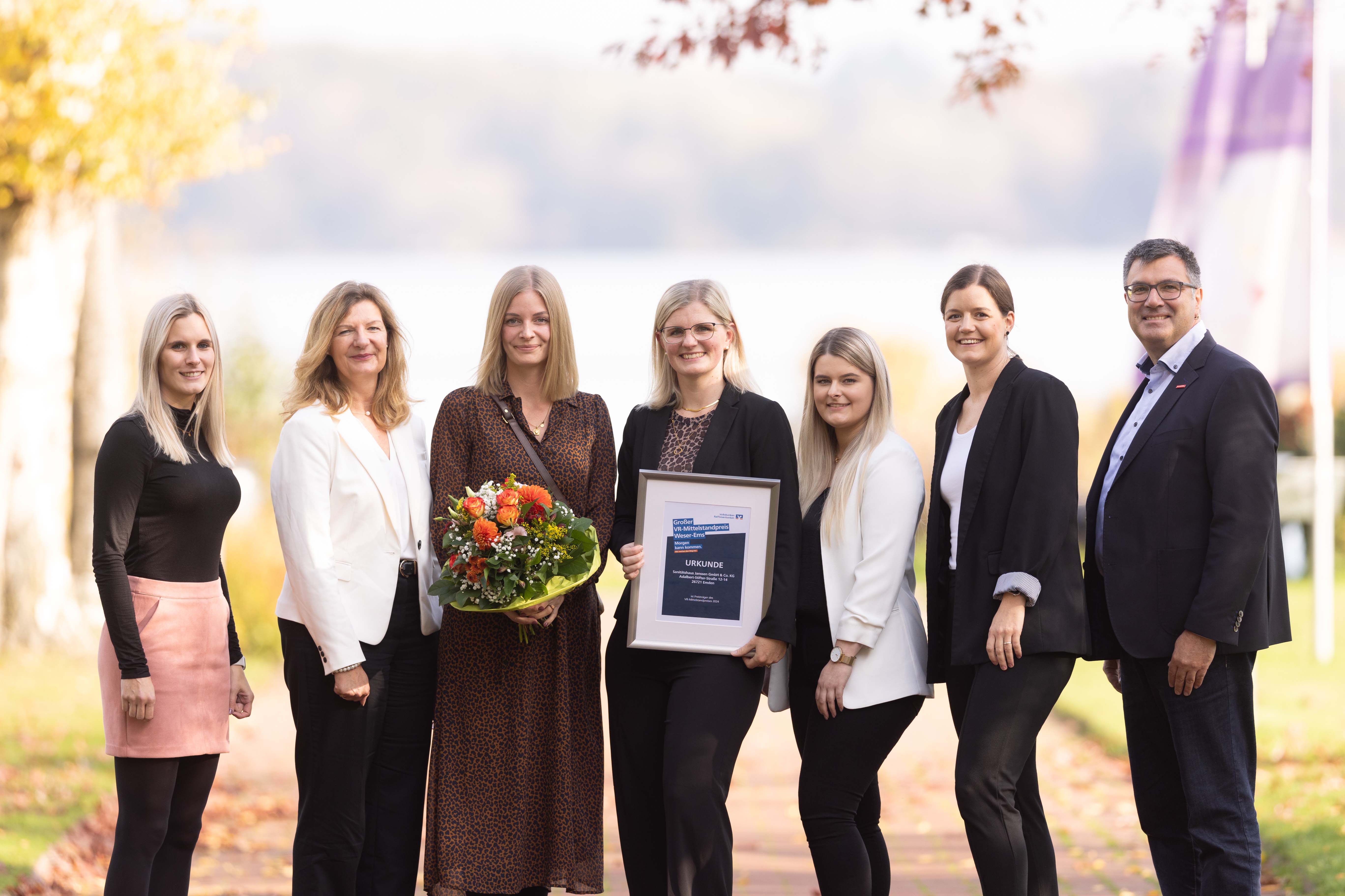 Die Geschäftsführerinnen Merle Janssen und Jenny Hackhe (Mitte) sind zusammen mit den Juroren und den Vertreterinnen der genossenschaftlichen Banken und der AGVR zu sehen. 