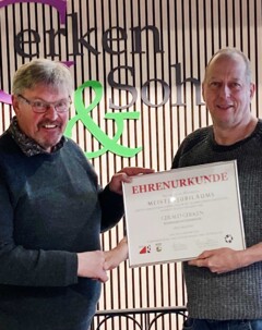 Karin Natelberg und Insa Bleeker zeigen Jörg Frerichs (v.r.) die Baustelle für das firmeneigene Smart Home, dem „Loft“.  Foto: HWK