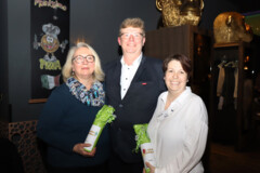 Präsident Albert Lienemann (Mitte) gratulierte den beiden Vorstandsmitgliedern Susanne Smid (l.) und Nadine Fach (r.) zu ihrem Jubiläum.