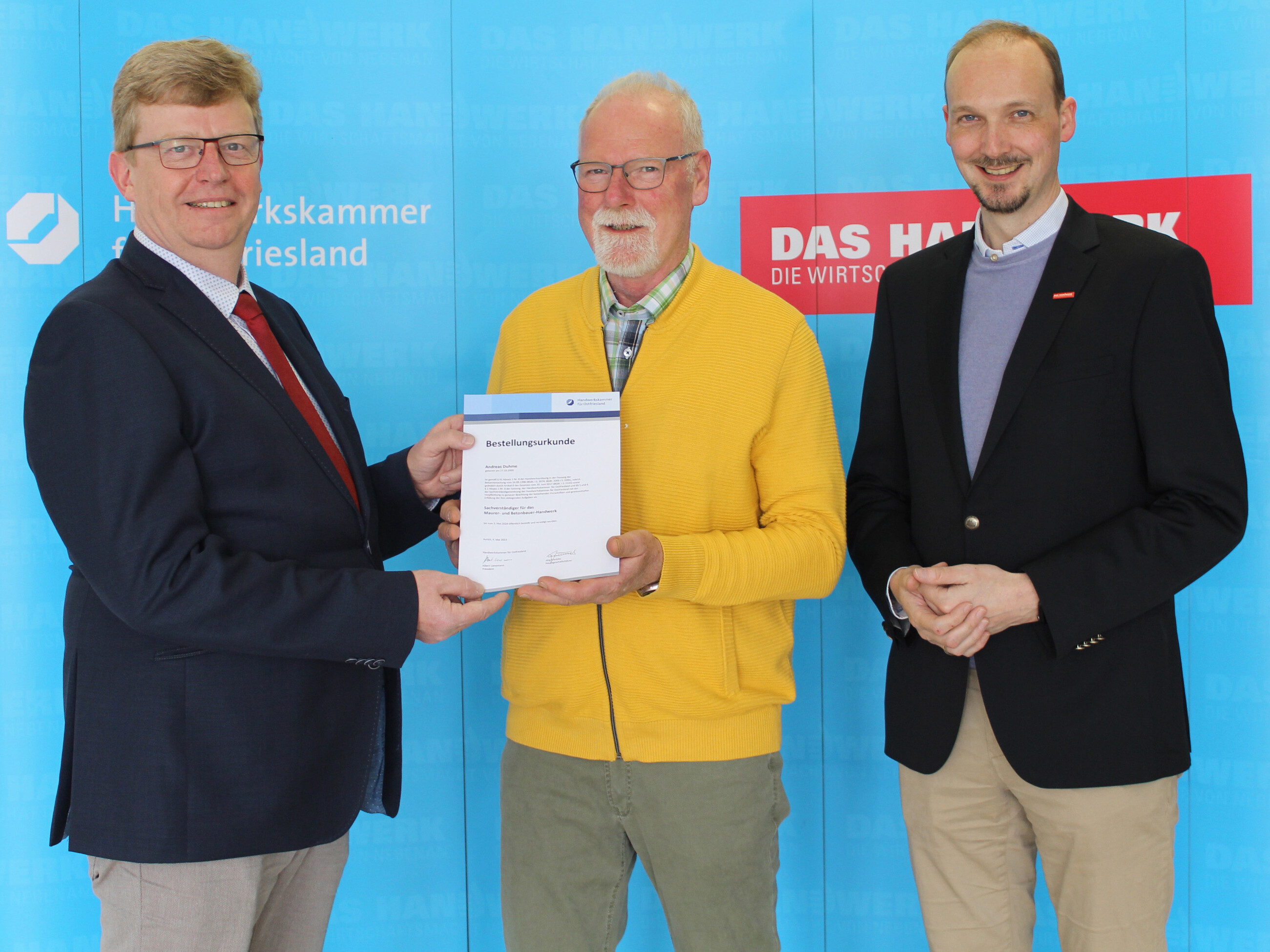 Präsident Albert Lienemann (l.) und der stellv. Hauptgeschäftsführer Dirk Bleeker (r.) gratulierten dem frisch vereidigten Andreas Duhme.