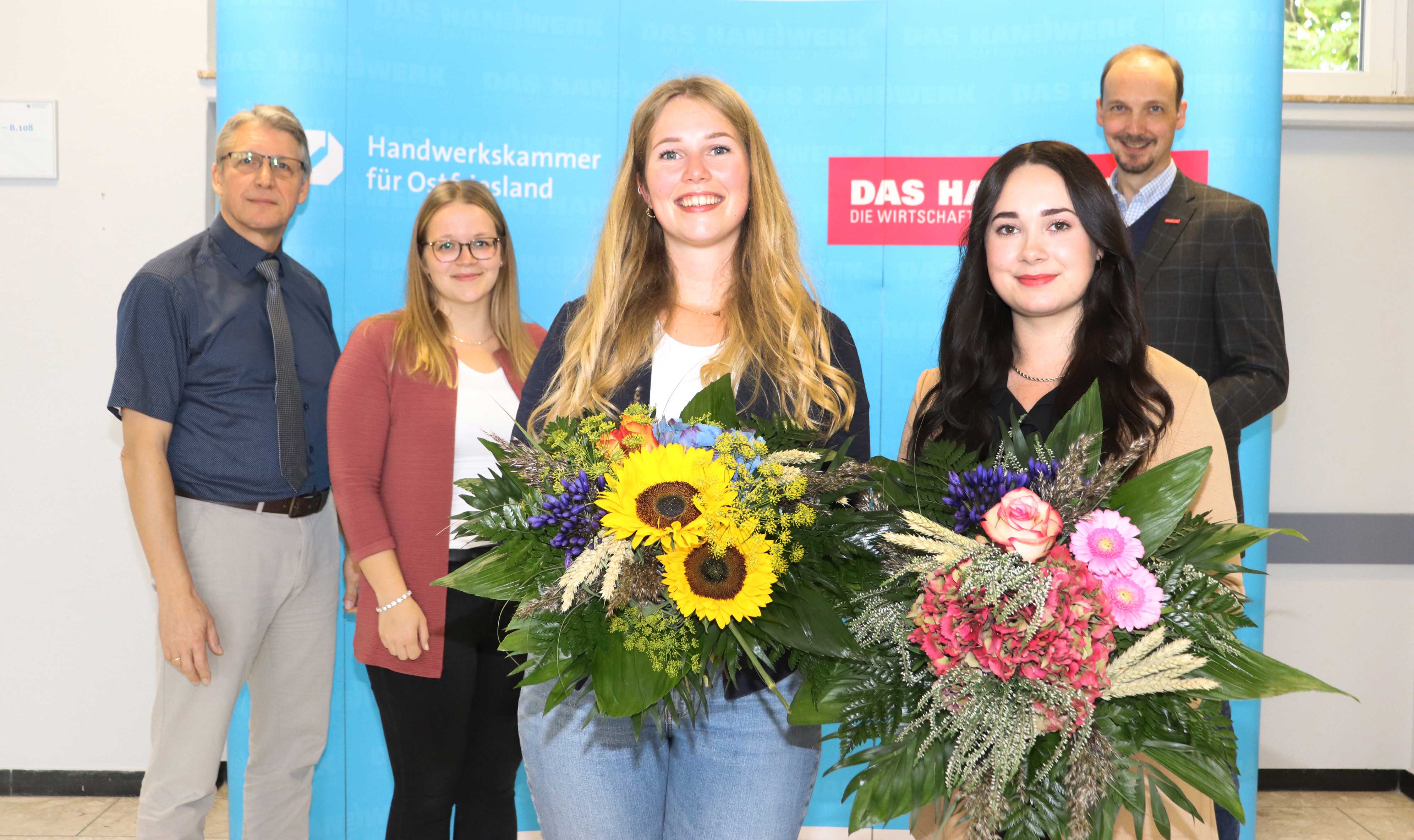 Tomke Meier und Vanessa Frieden (beide Mitte), Hauptgeschäftsführer Jörg Frerichs (v.l.), Ausbilderin Mareke Best und der stellv. Hauptgeschäftsführer Dirk Bleeker (r.).