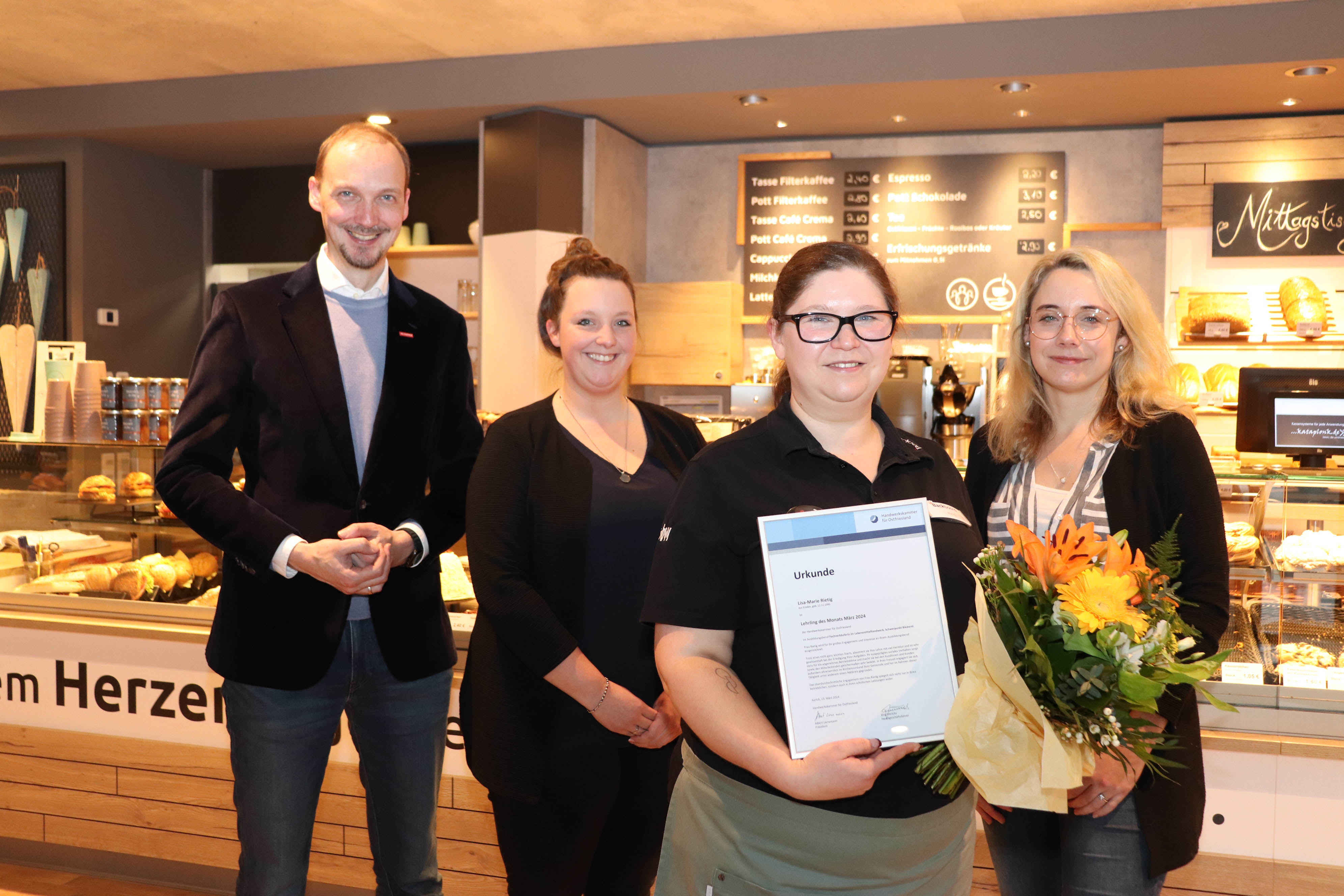 Dirk Bleeker (v.l.) besuchte die Ostfriesischen Beschäftigungs- und Wohnstätten in Emden und gratulierte Jennifer Hillebrecht, Umschülerin Lisa Rietig und Antje Tammen zur Auszeichnung.