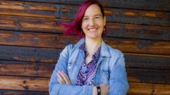 Gesa Lüken steht vor einer Holzwand