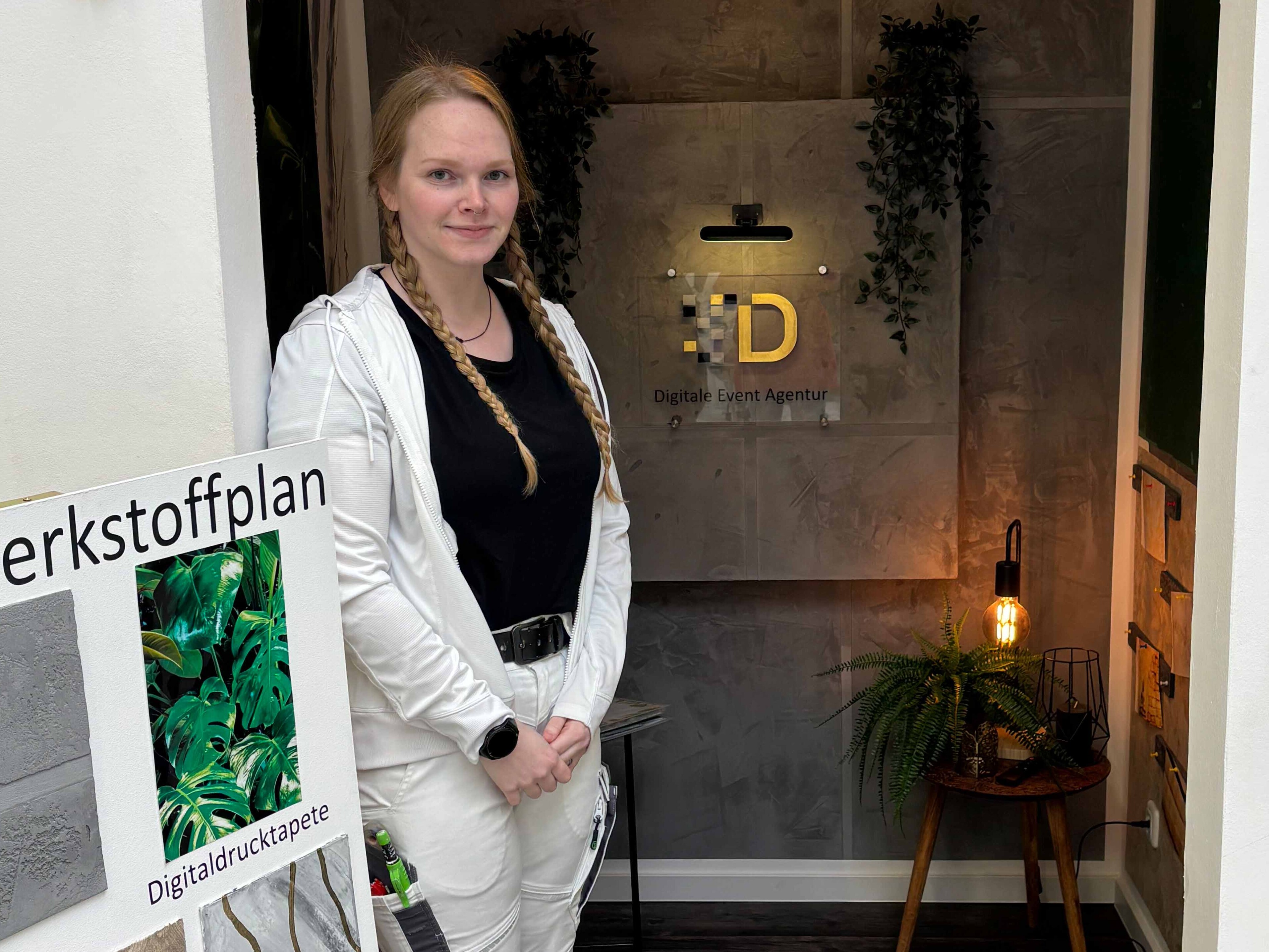 Janna Bohlmann (Westoverledingen) steht in ihrem Meisterwerk. Sie musste eine digitale Drucktapete zum Dschungel-Thema entwerfen.