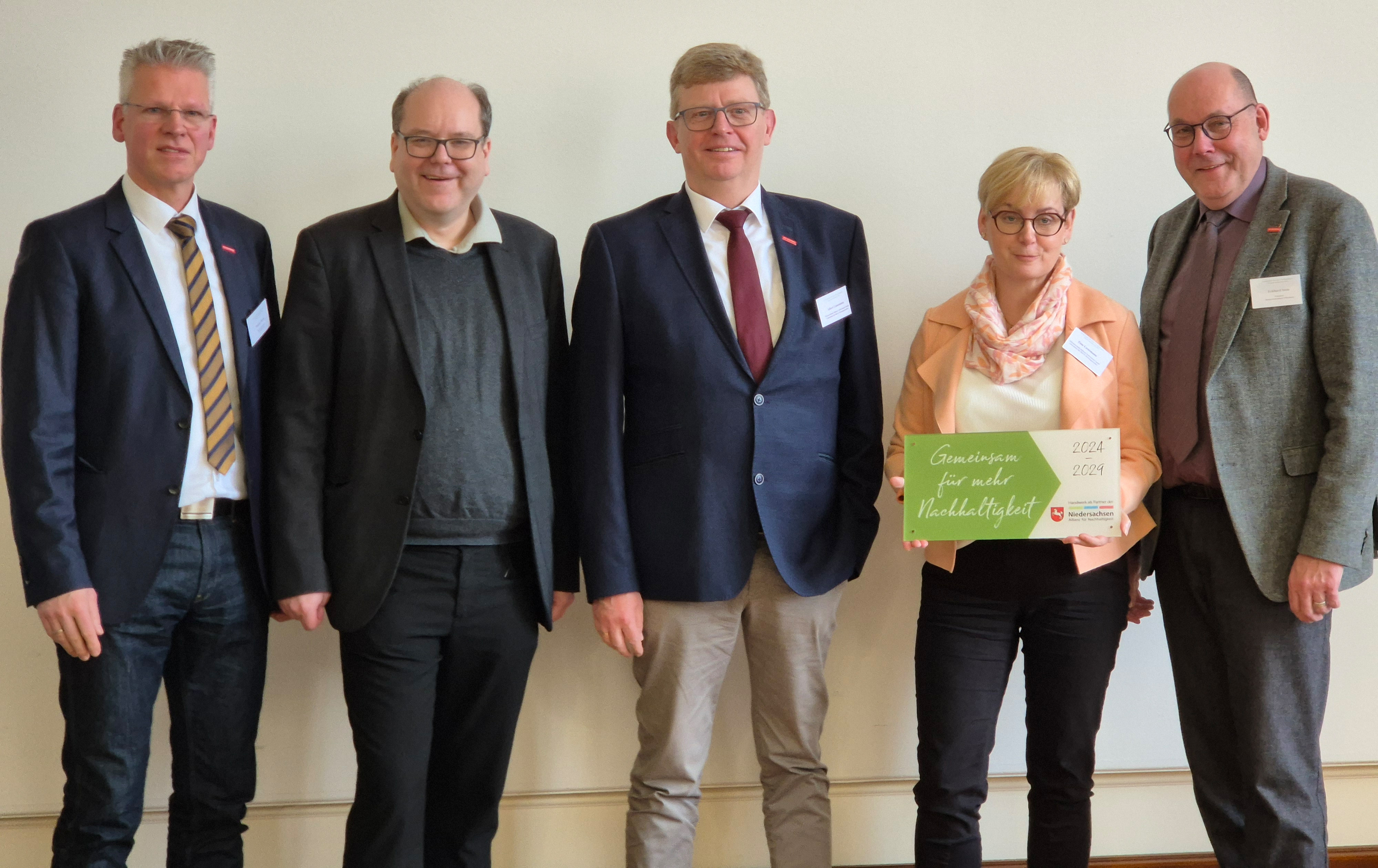 HWK-Betriebsberater Thomas Harms, Umwelt- und Energieminister Christian Meyer, HWK-Präsident Albert Lienemann mit Ehefrau Tina Lienemann (Wärmetechnik Holtrop Ostfriesland GmbH Lienemann) und Eckhard Stein, Vorsitzender der Landesvertretung der Handwerkskammern Niedersachsen.
