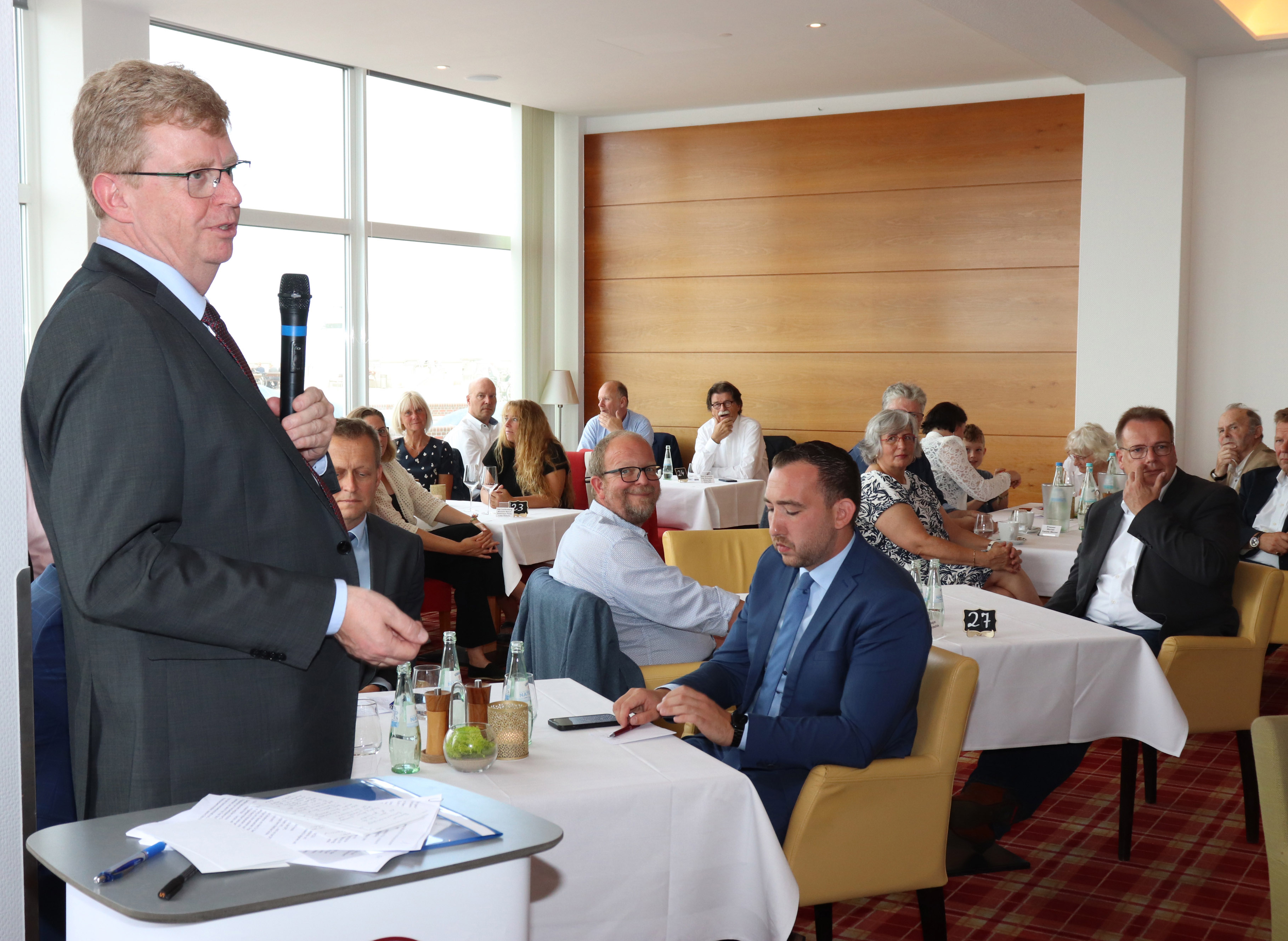Handwerkskammerpräsident Albert Lienemann überbrachte Glückwünsche und einige Grußworte vom Festland. 