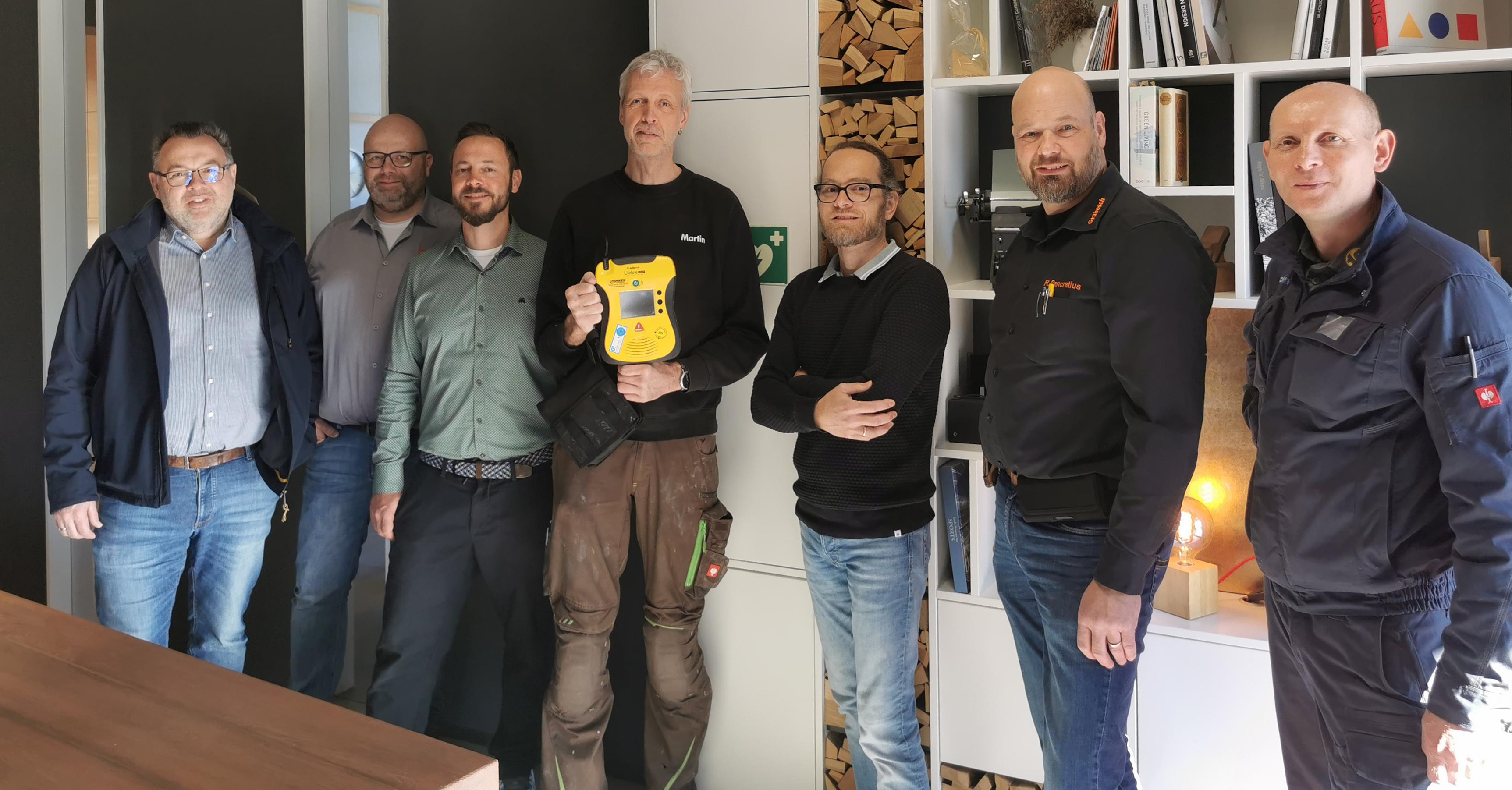 Auf dem Bild von linkes zu sehen: Matthias Ivens (Ivens‐Haustechnik), Rainer Barth (Elektrotechnik Barth), Holger Grabosch (Parkett und Malerarbeiten Grabosch), Martin Dirks und Friedemann Trinkner (Tischlerei Marten), Ralf Pancratius (Parkett und Malerarbeiten Grabosch) und Jürgen Axt (Kfz‐Meisterbetrieb Java).