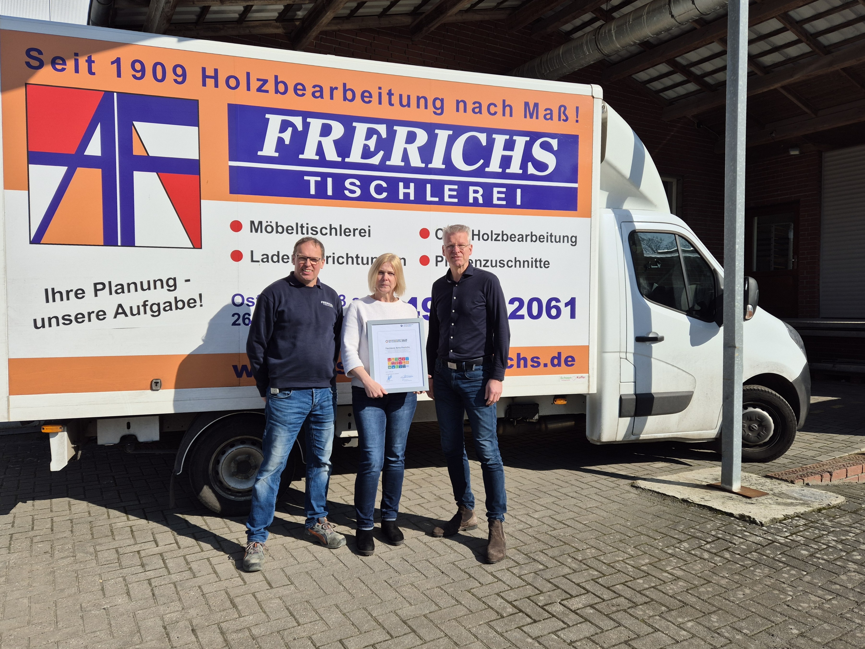 Die Tischlerei Frerichs bekommt eine Urkunde für den bestandenen Nachhaltigkeitscheck.