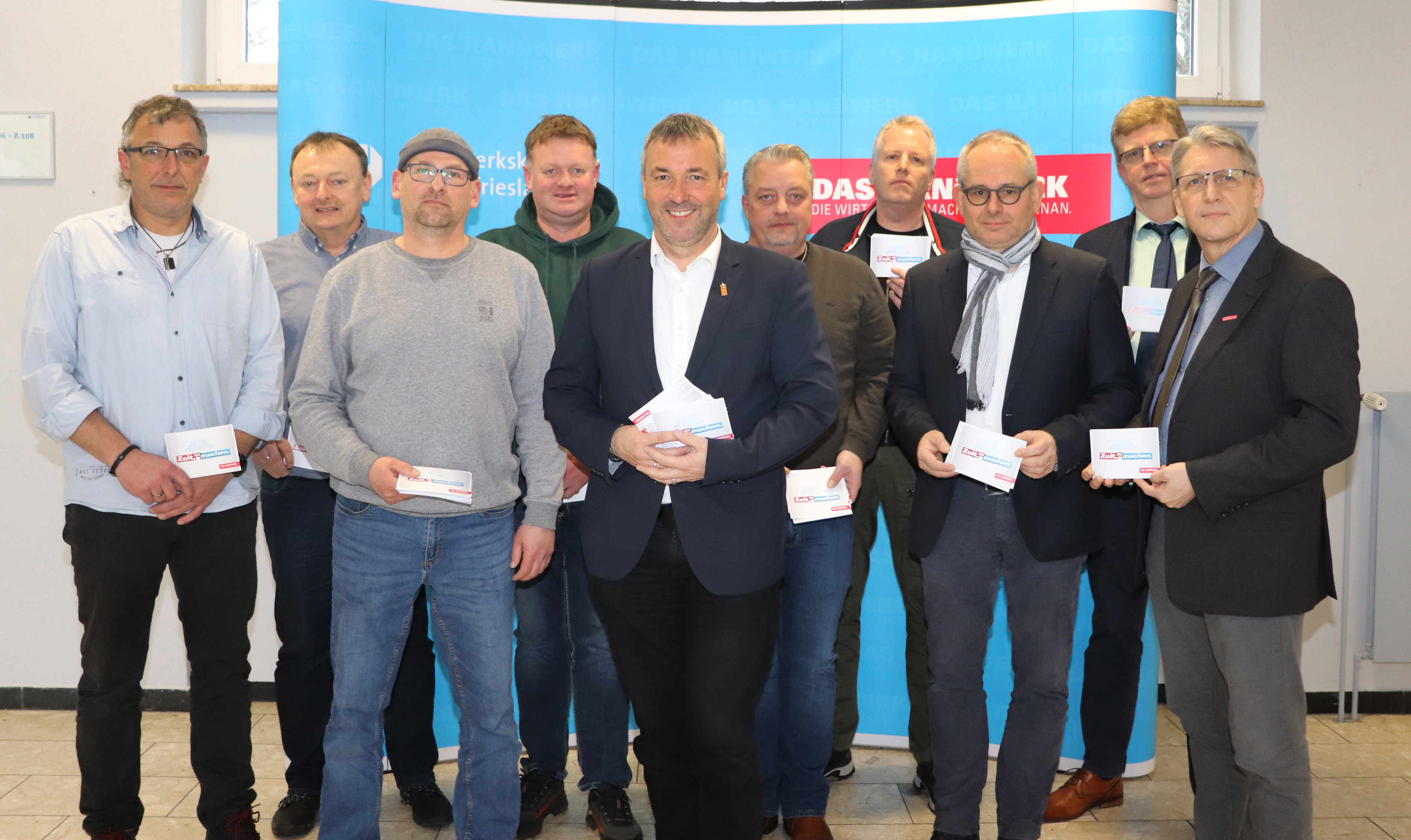 Die Vertreter der Mittelstandsinitiative Ostfriesland,Johann Saathoff zusammen mit den Bürgermeistern ihrer Gemeinden.