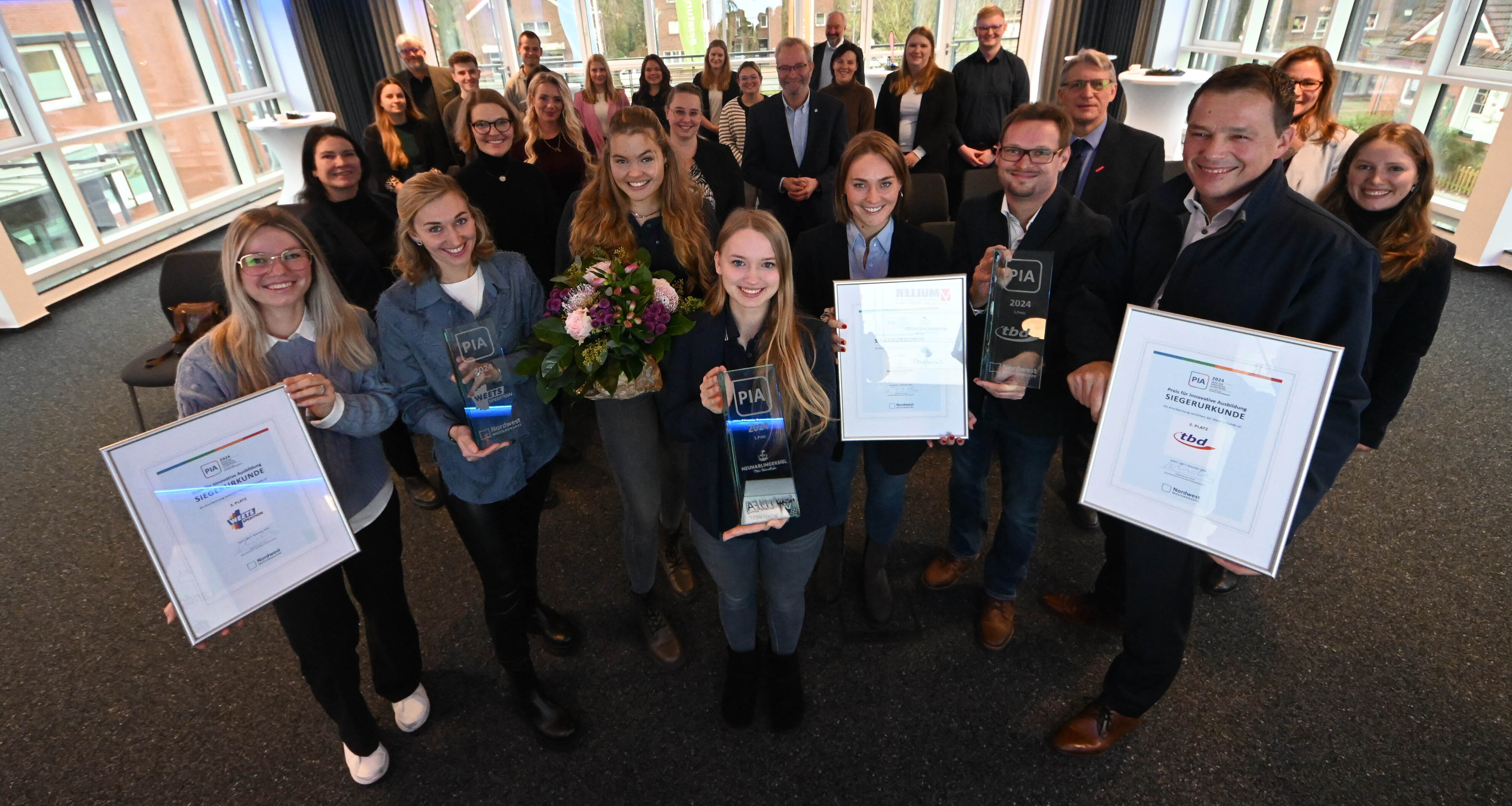 Die Technische Baudienstleistungen GmbH (tbd) aus Friedeburg erhielt den 2. PIA-Preis (von links): Jan-Christoph Meyer (Fachtrainer), Ole Cordsen (PR), Geschäftsführer Arnd Kleemann, Laudator Jörg Frerichs (Hauptgeschäftsführer Handwerkskammer für Ostfriesland) und Elisabeth Ahrends (Redaktionsleiterin Emder Zeitung).