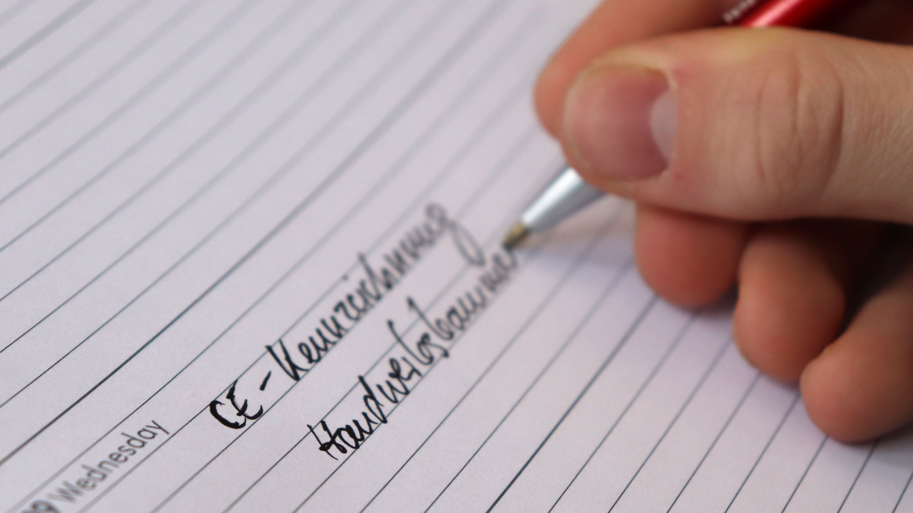 Ein Blattpapier auf dem geschrieben wird: "CE-Kennzeichnung"